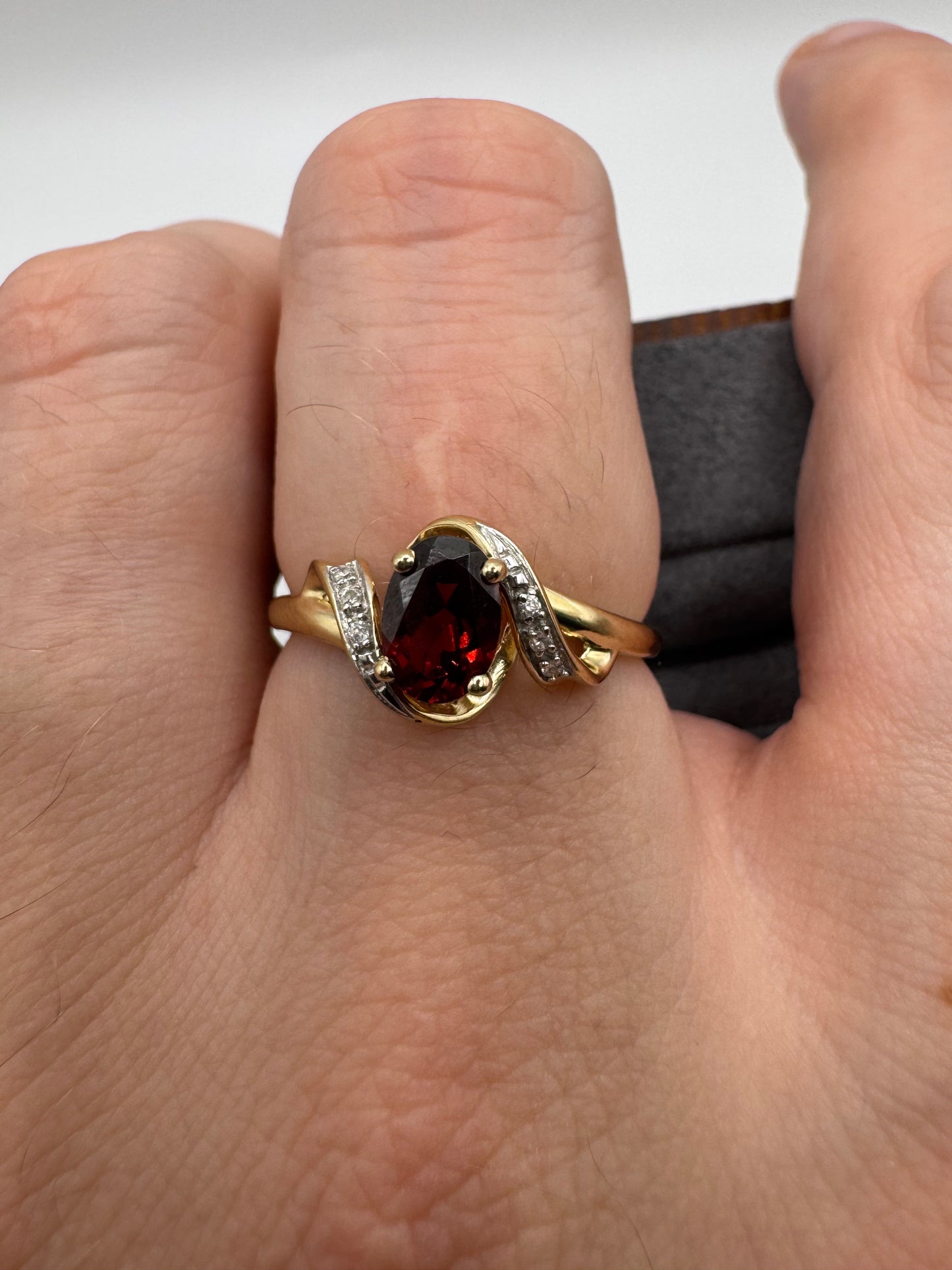 9ct gold garnet and diamond ring