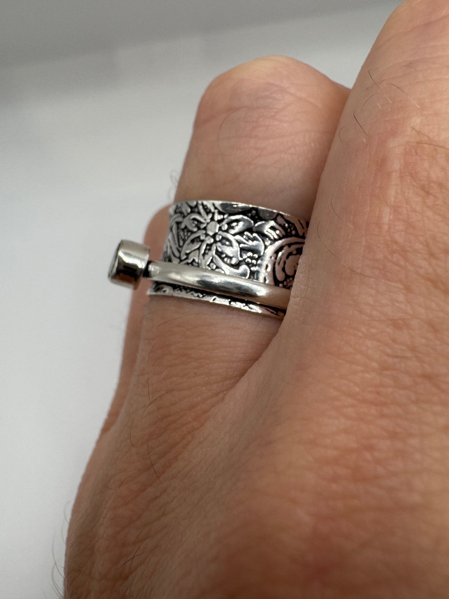 Silver peridot spinning ring (6.75-N)