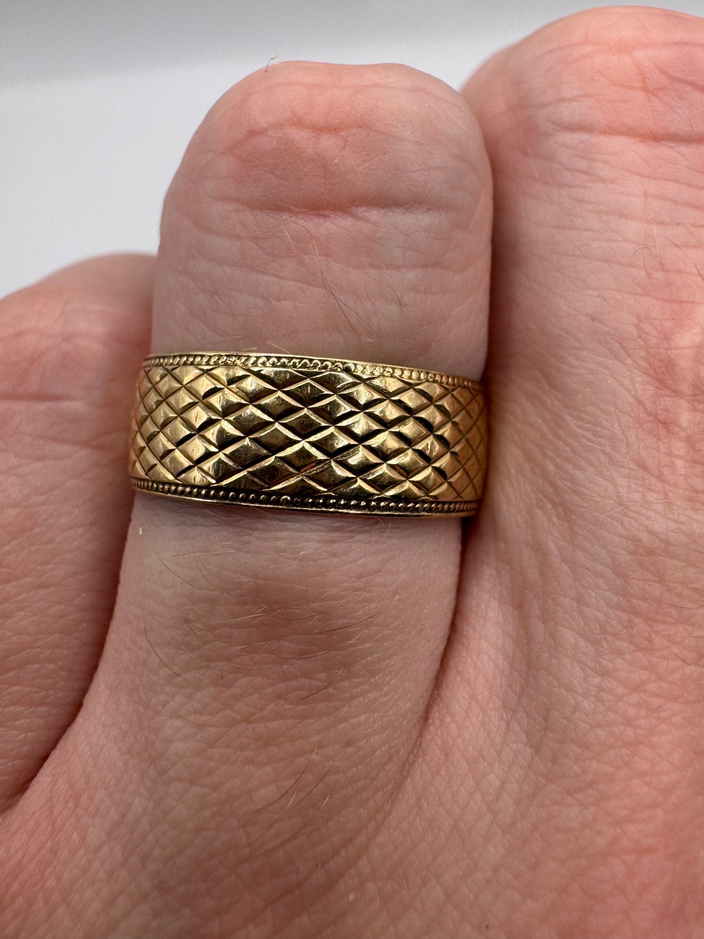 9ct gold engraved band