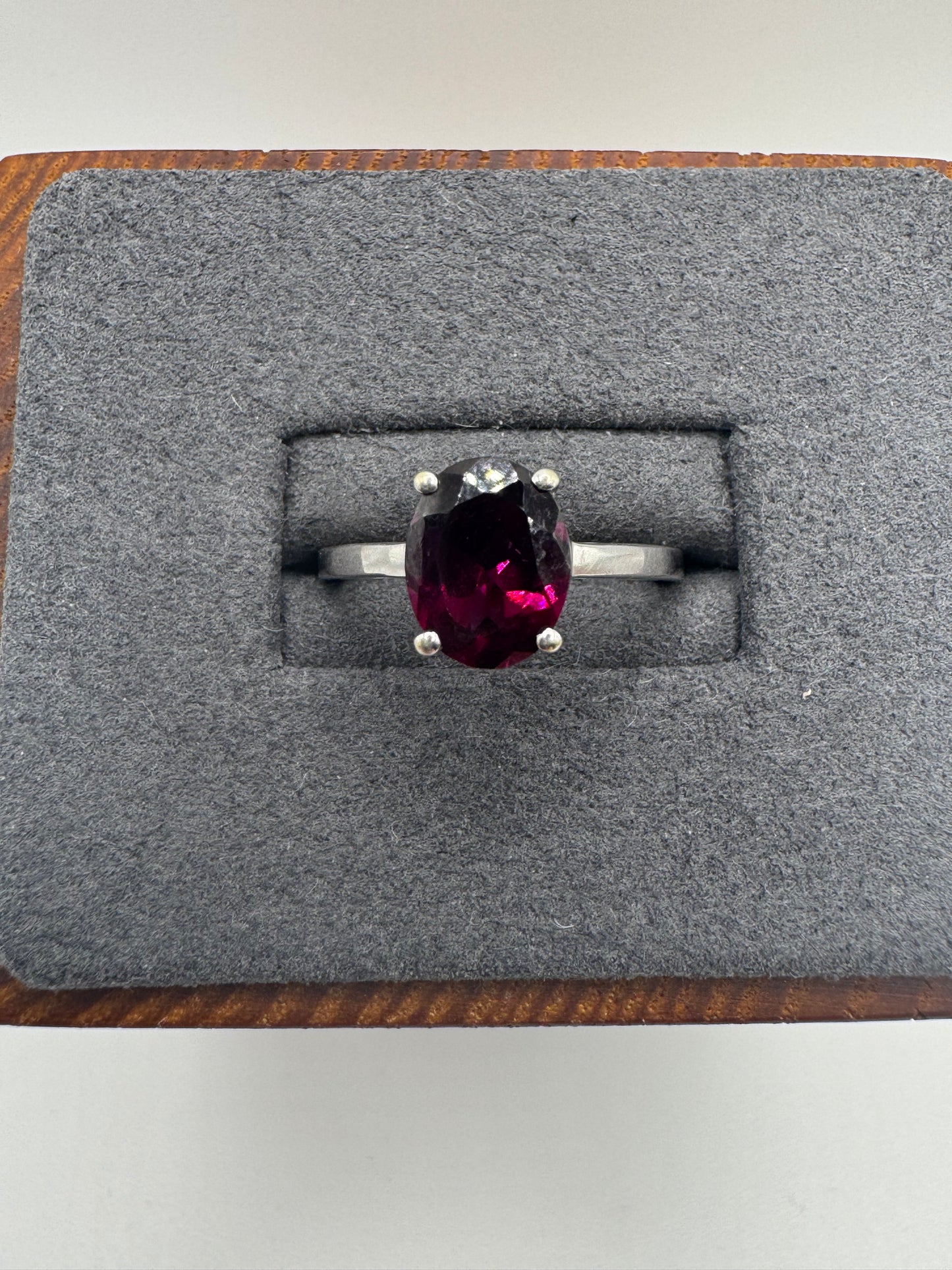 9ct white gold garnet ring