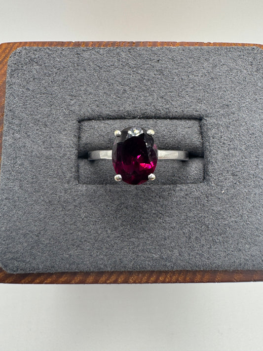 9ct white gold garnet ring