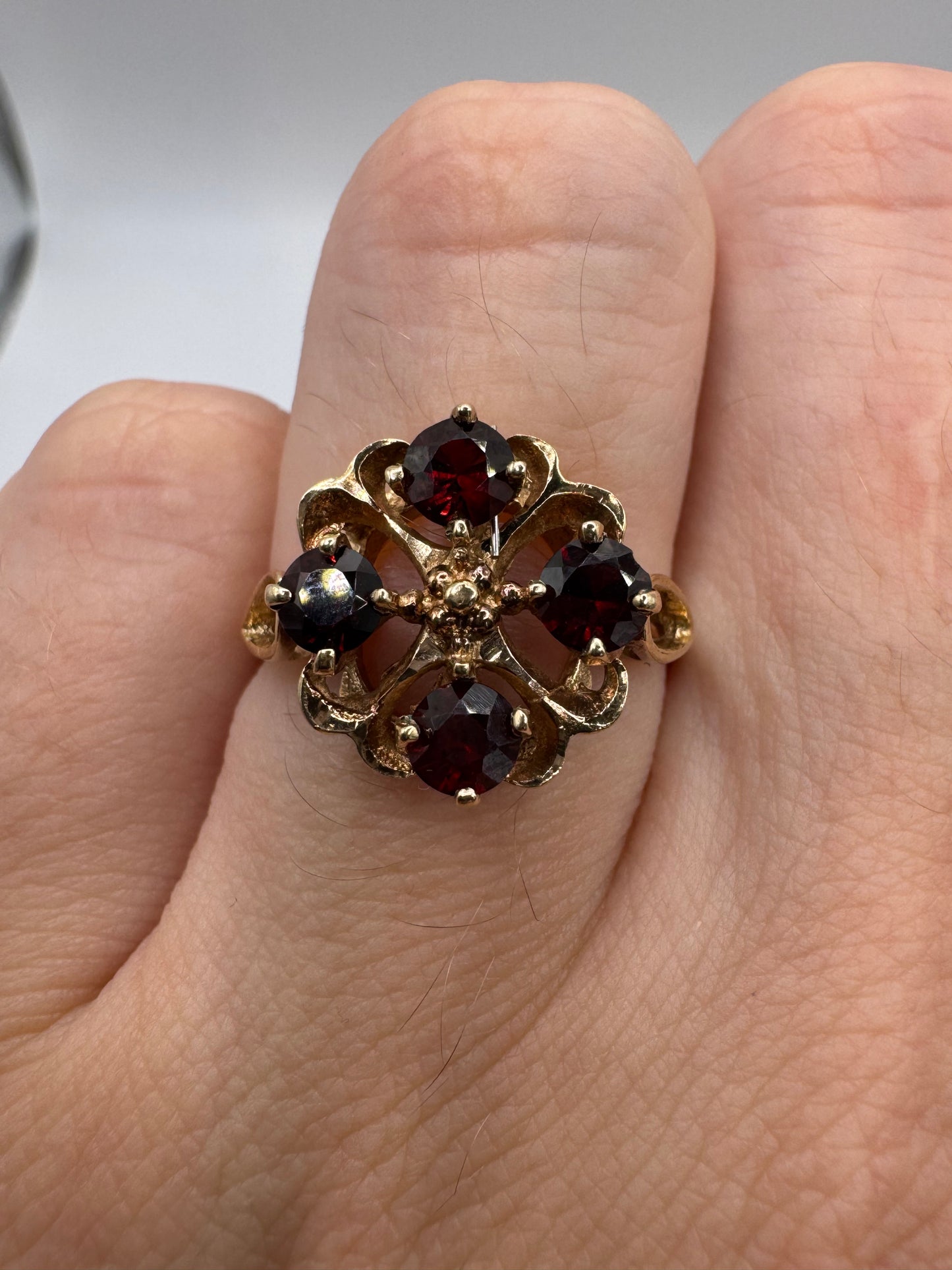 9ct gold garnet 4 leaf clover ring