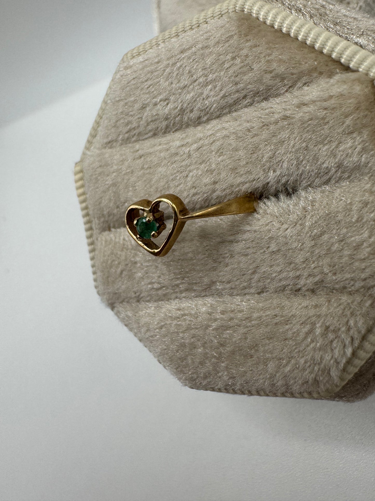 9ct gold emerald heart ring