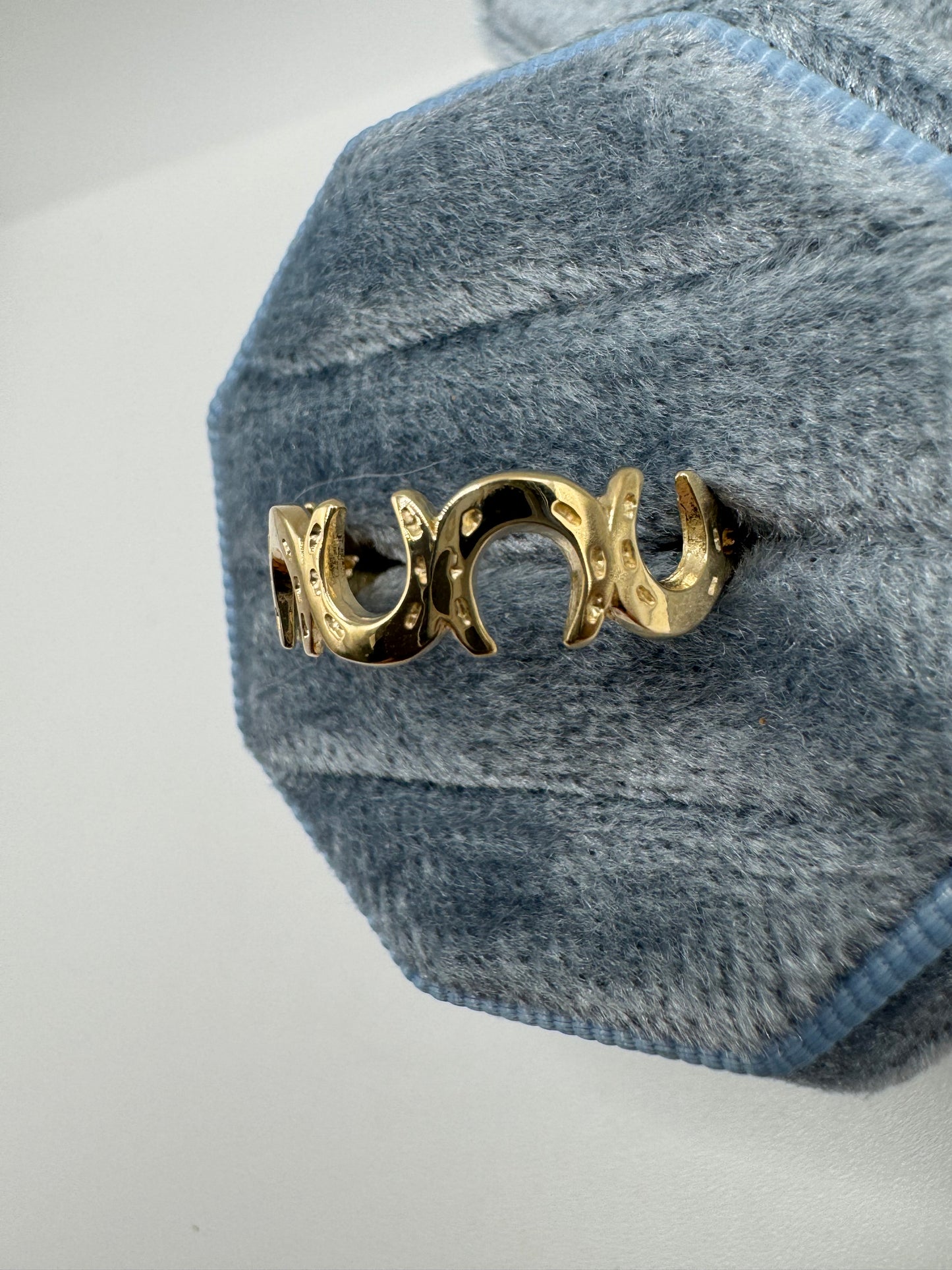 9ct gold horseshoe band