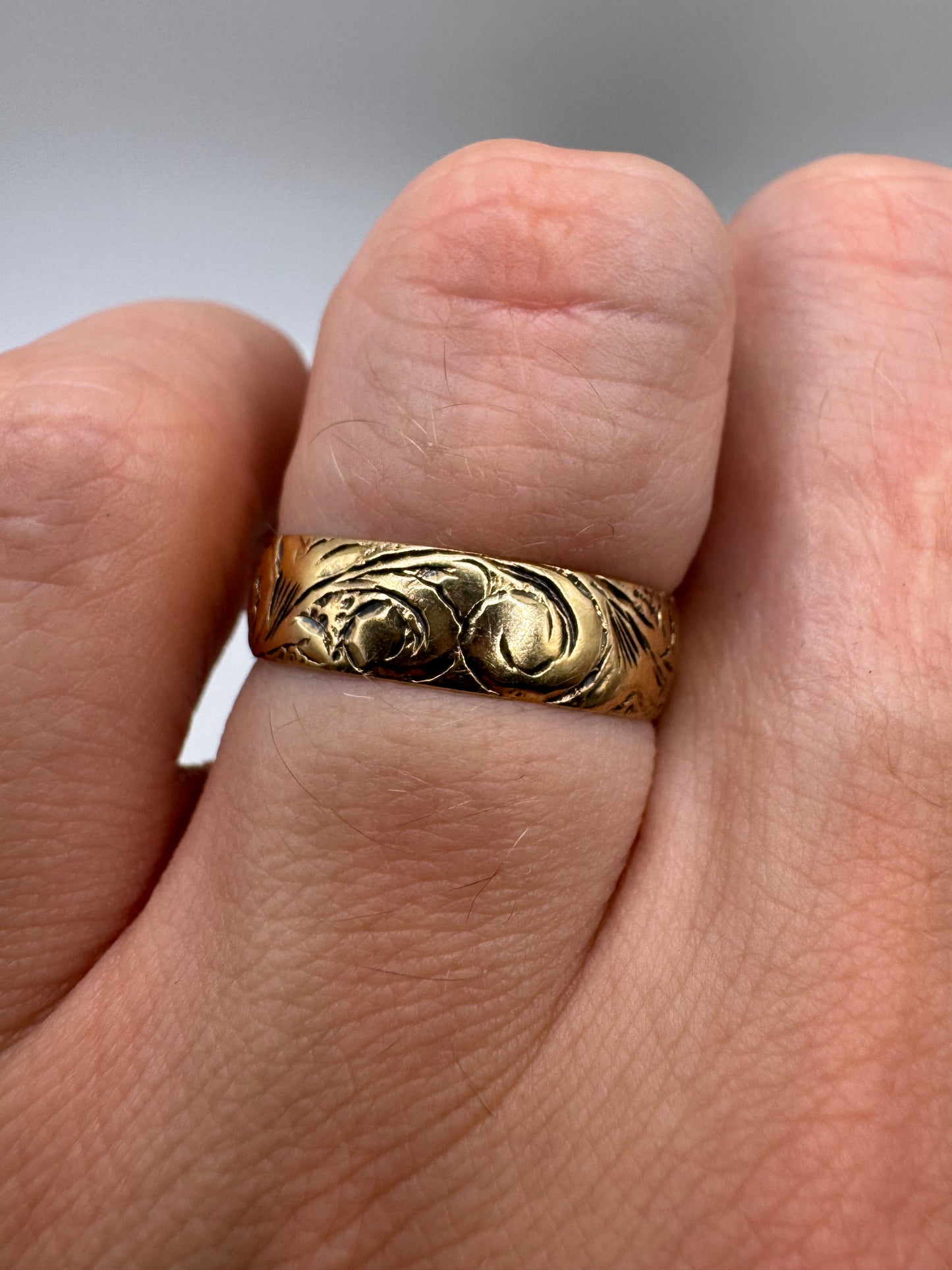 9ct gold patterned band