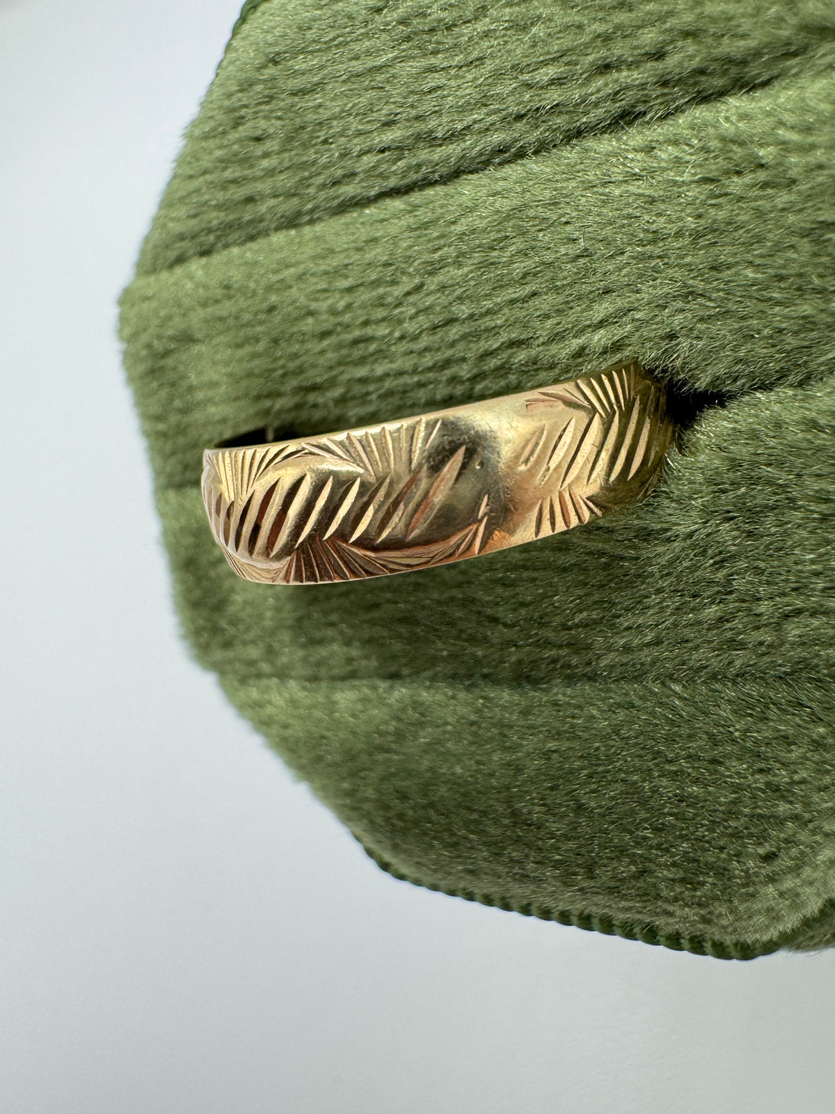 Vintage 9ct gold patterned band