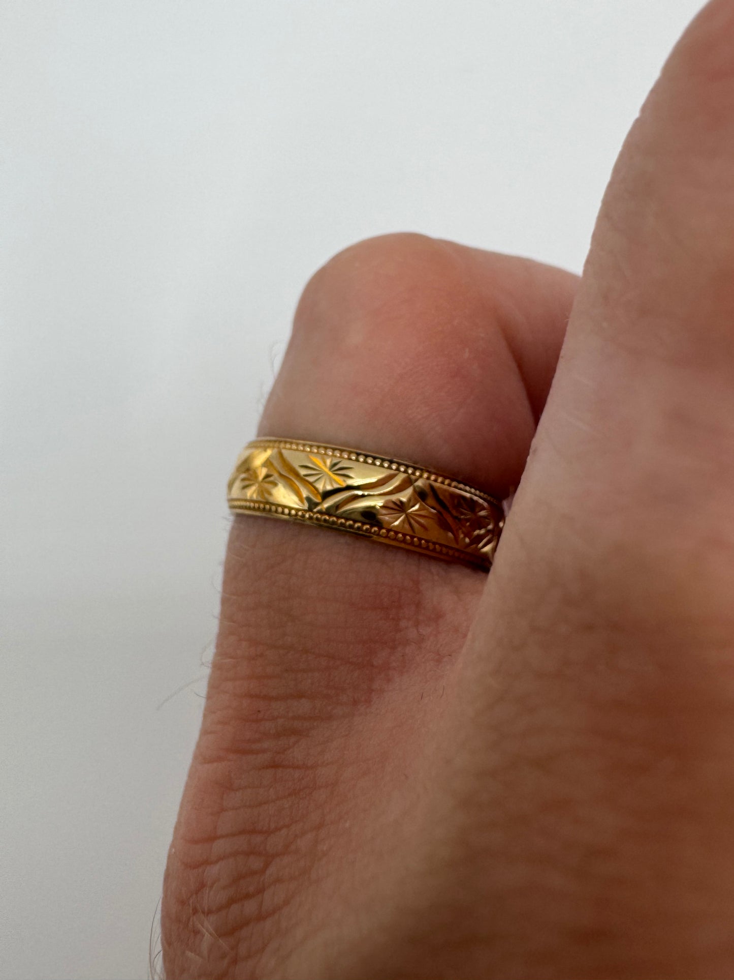 9ct gold patterned band