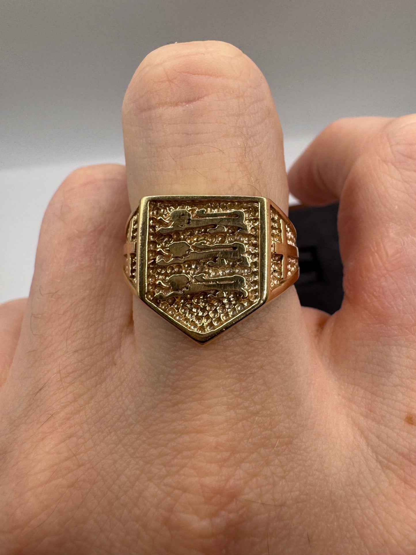 Heavy 9ct gold England 3 Lions ring