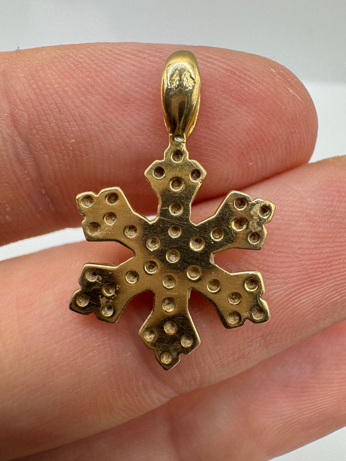 18ct gold diamond snowflake pendant