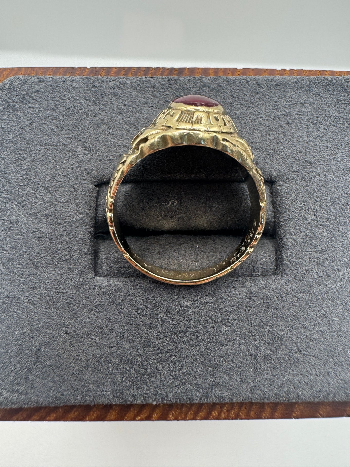 Heavy 9ct 1977 college ring