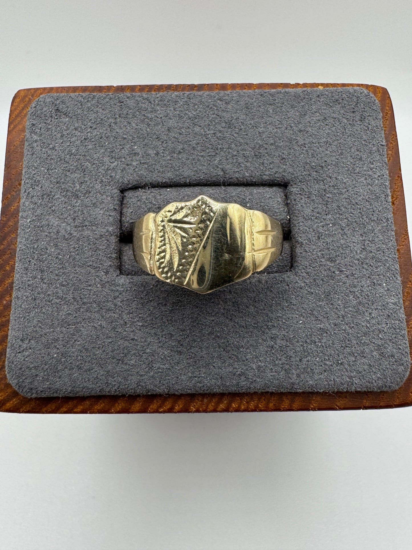 9ct gold engraved shield signet ring