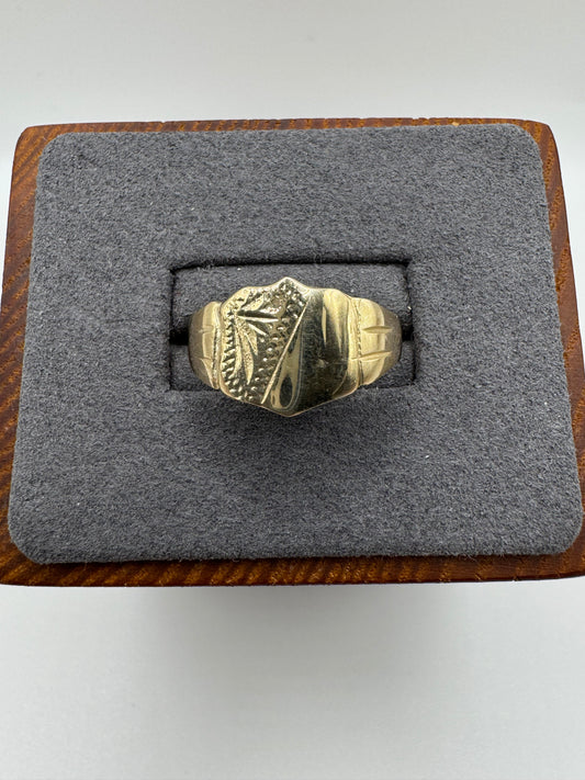 9ct gold engraved shield signet ring