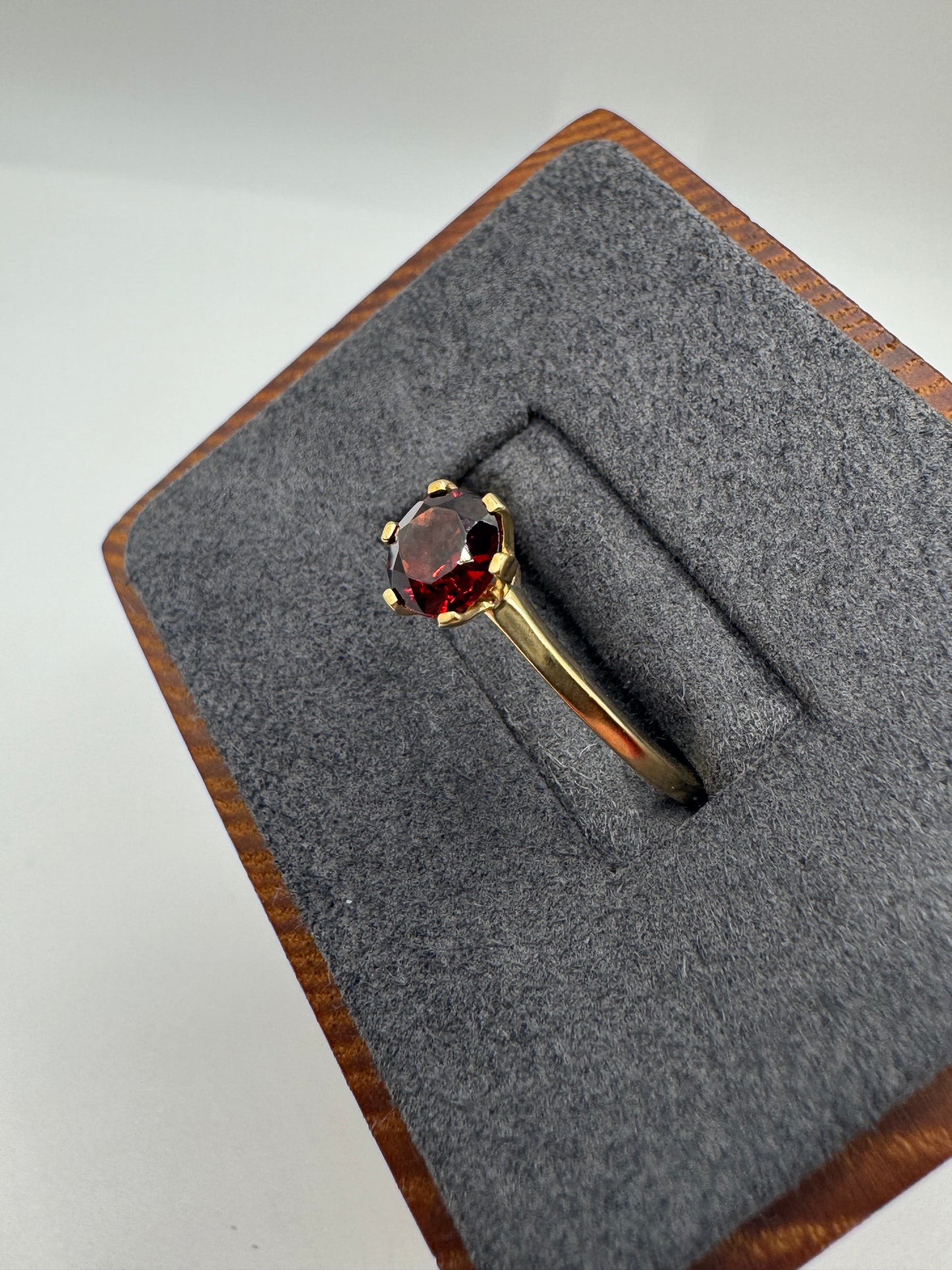 9ct gold garnet ring