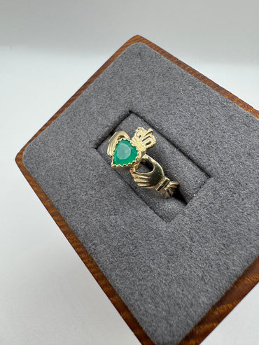 9ct gold green agate claddagh ring
