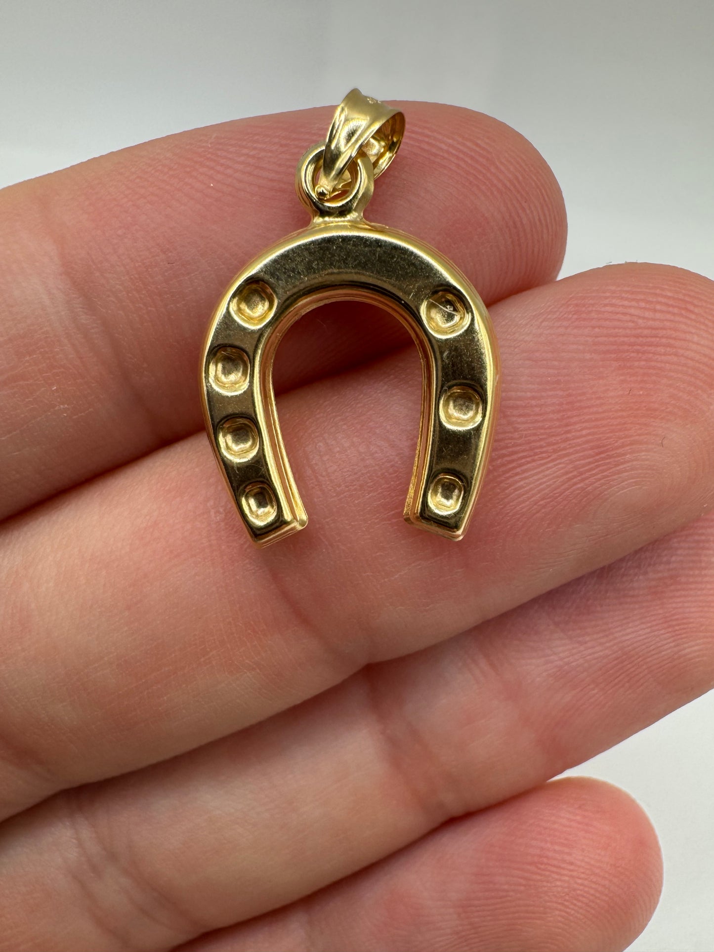 9ct gold horseshoe pendant