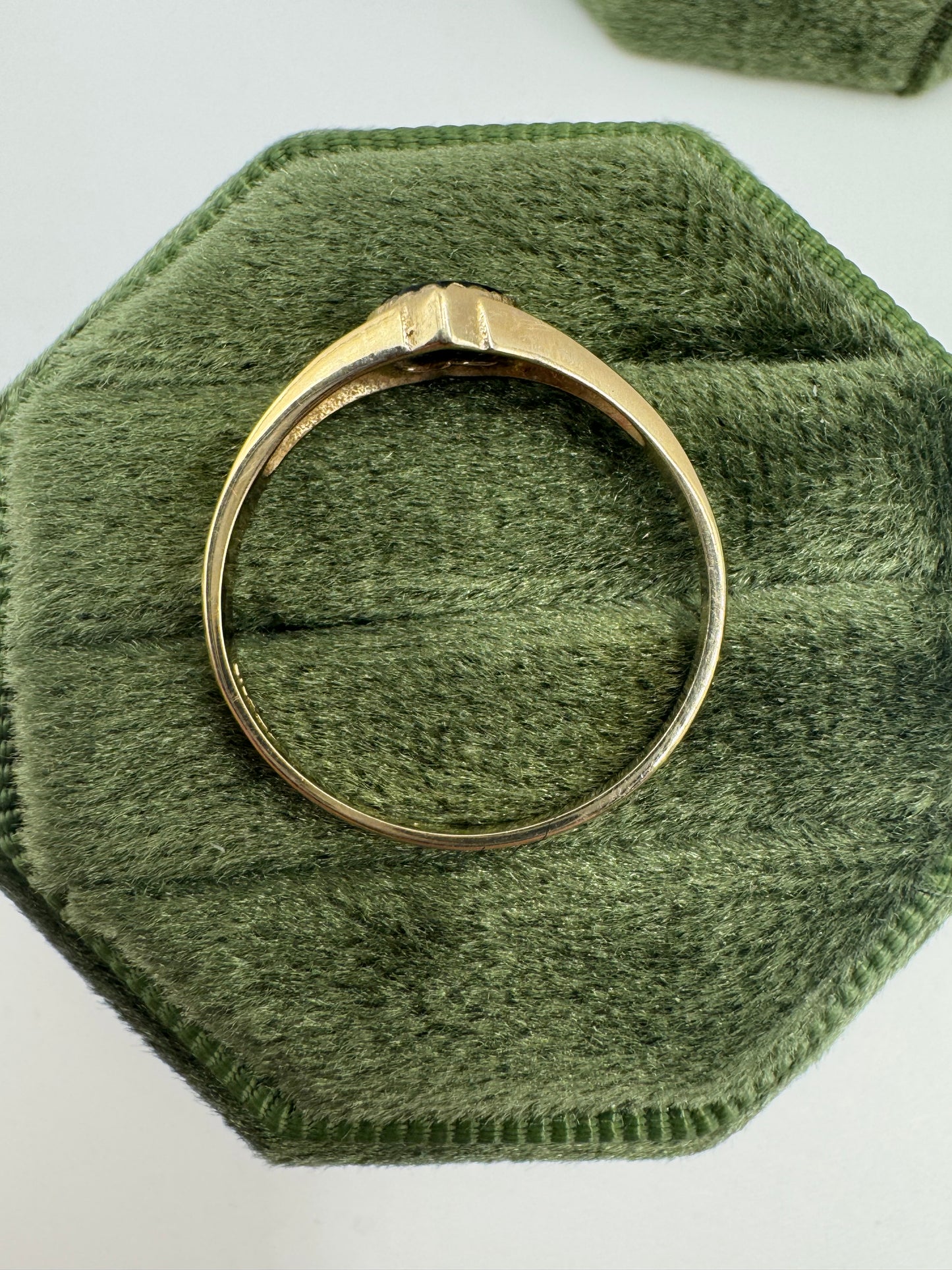9ct gold onyx heart signet ring
