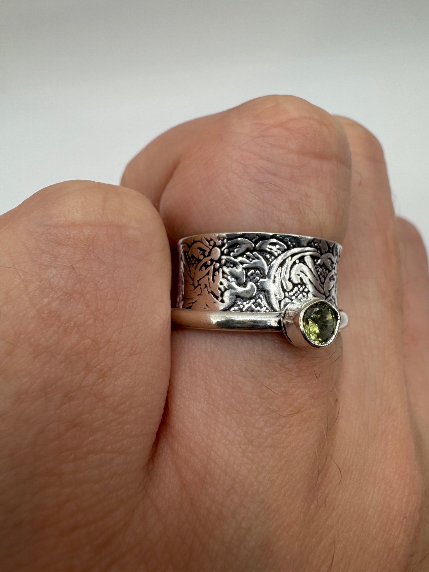Silver peridot spinning ring (6.75-N)