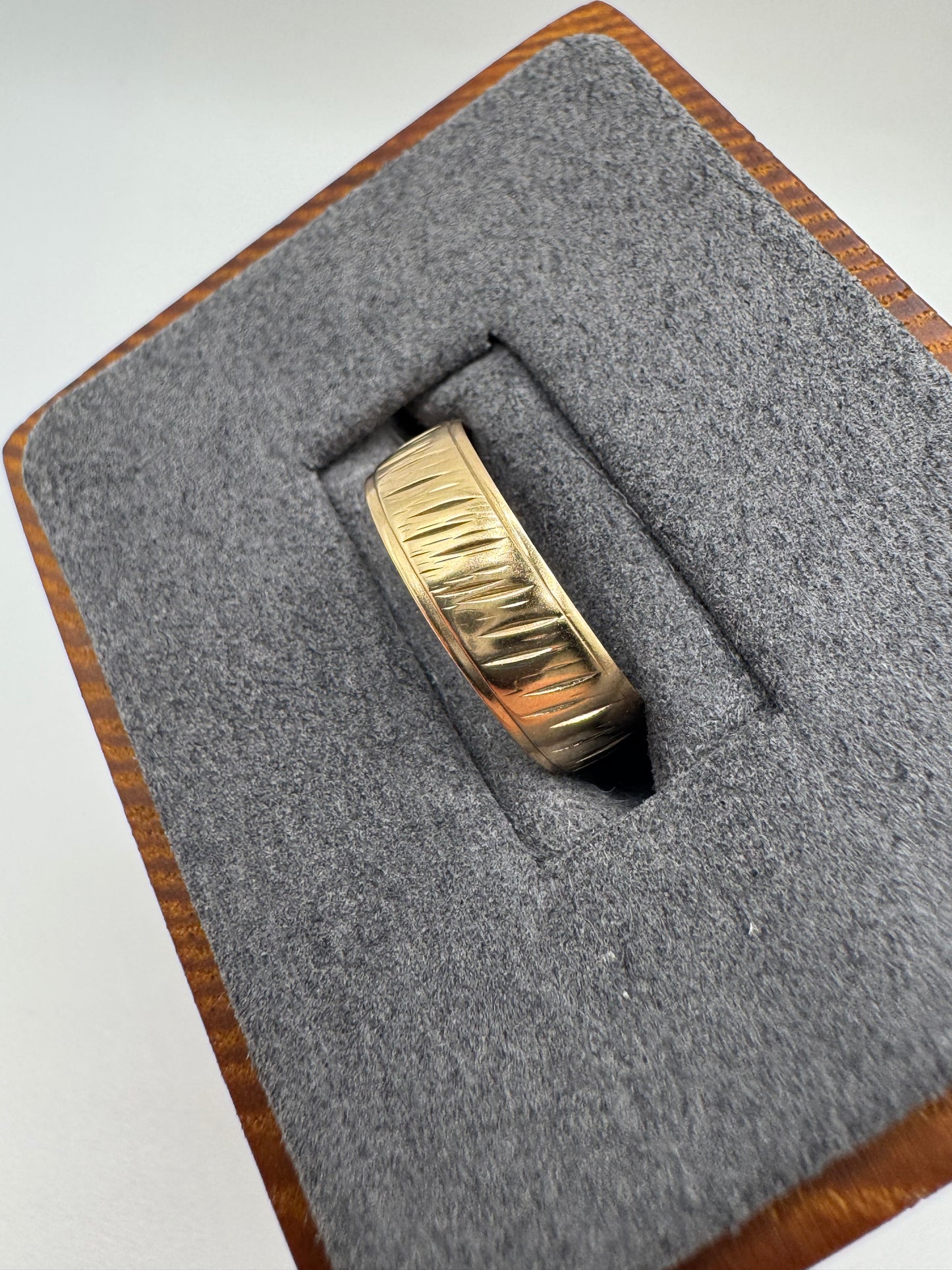 9ct gold engraved band