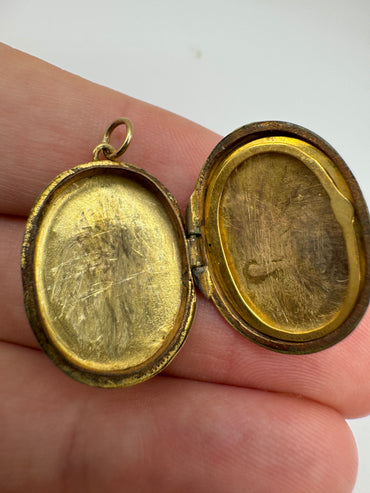9ct gold front and back engraved locket
