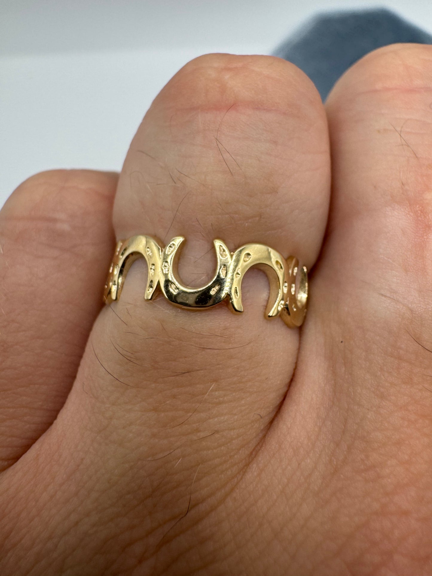 9ct gold horseshoe band