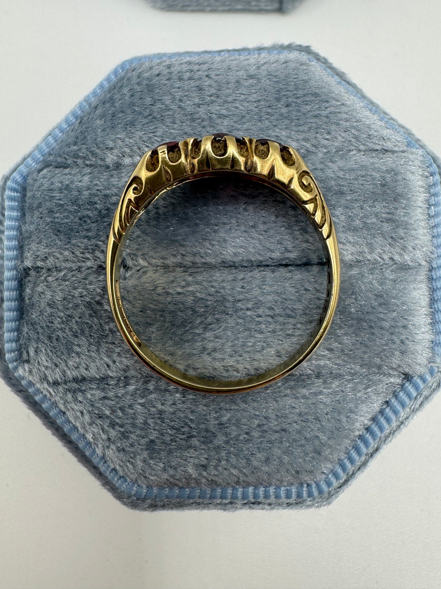 9ct gold garnet ring