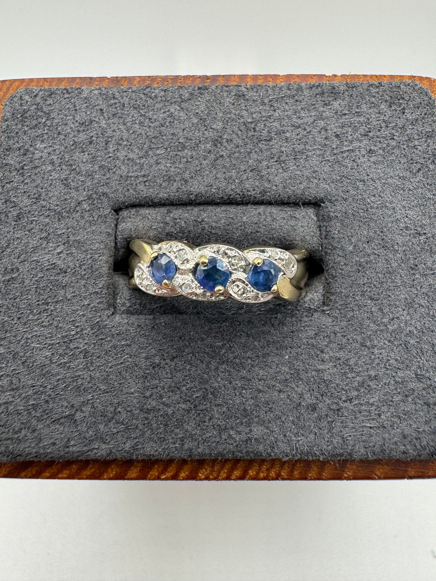 9ct gold London blue topaz and diamond ring