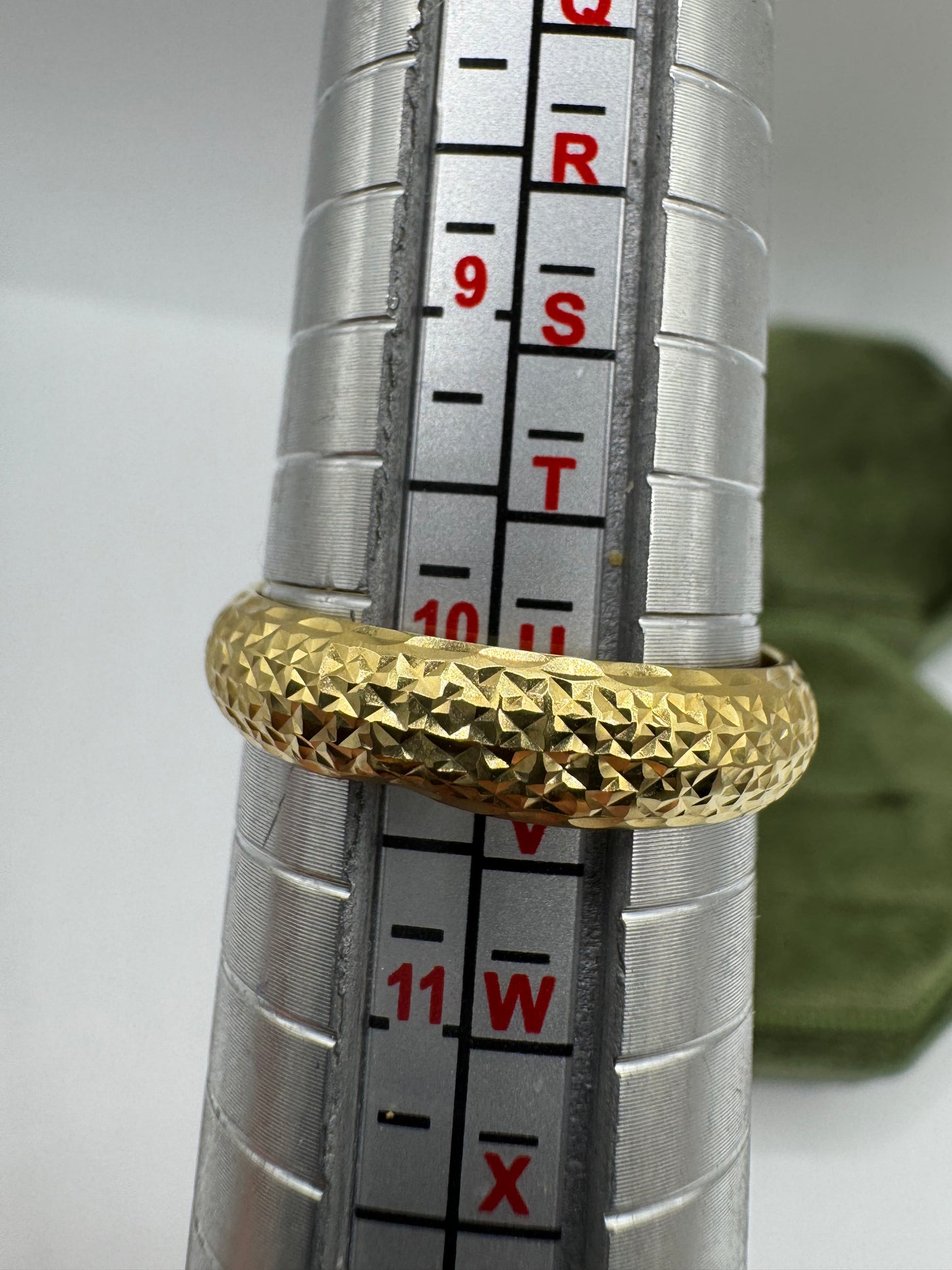 9ct gold textured band