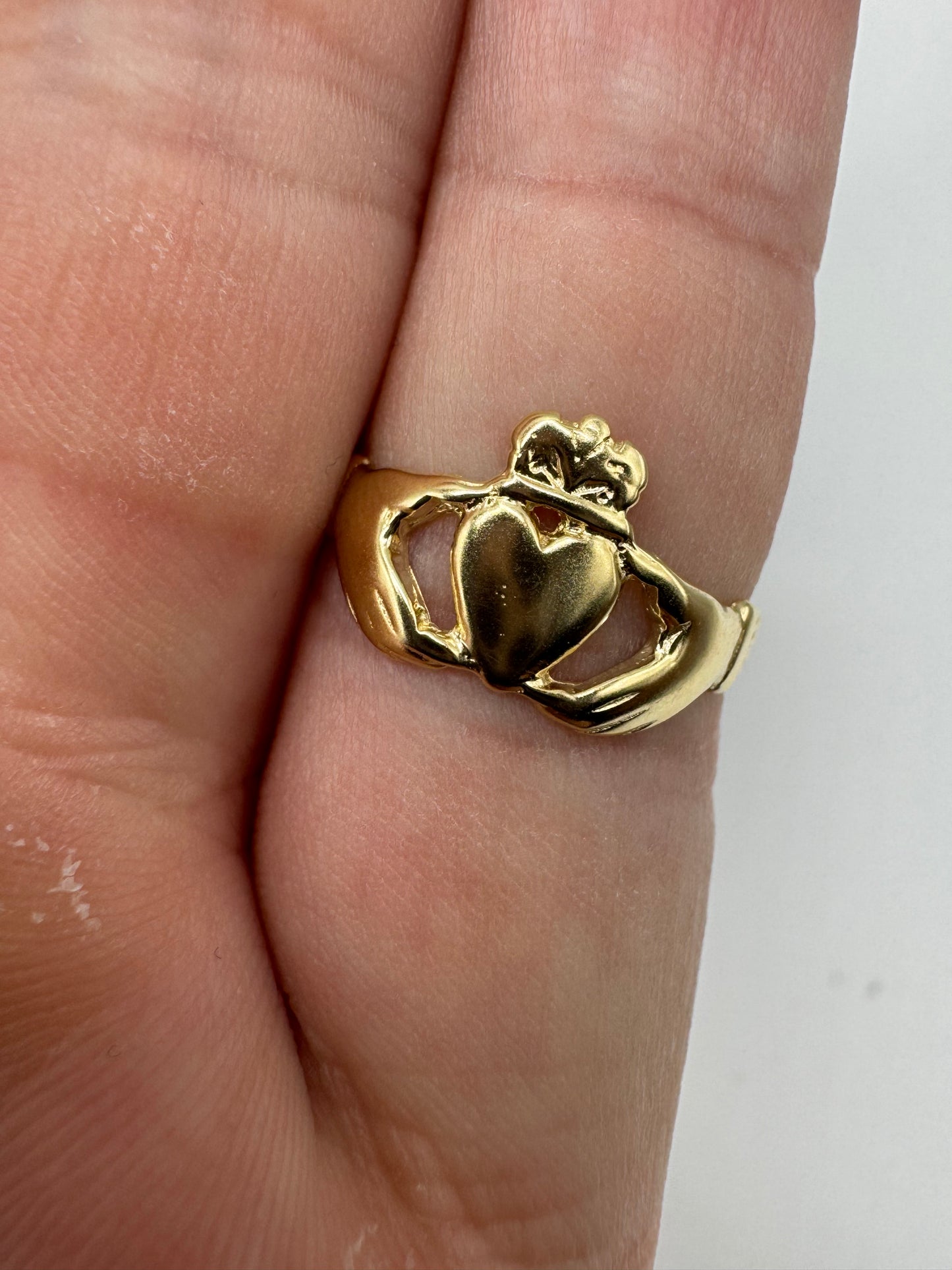 9ct gold claddagh ring