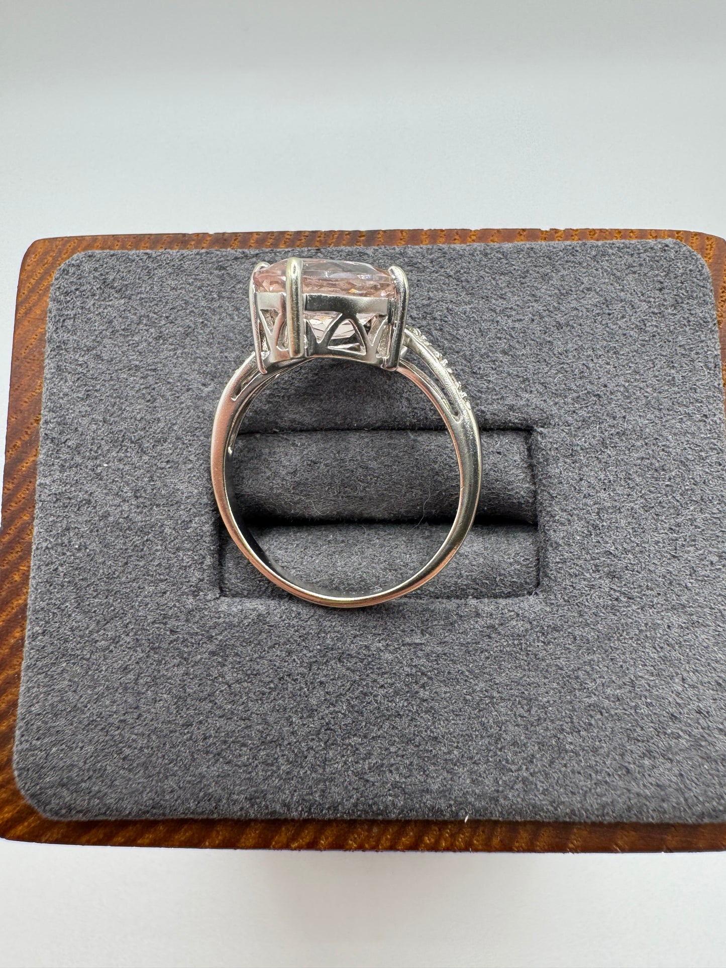9ct white gold morganite and diamond ring