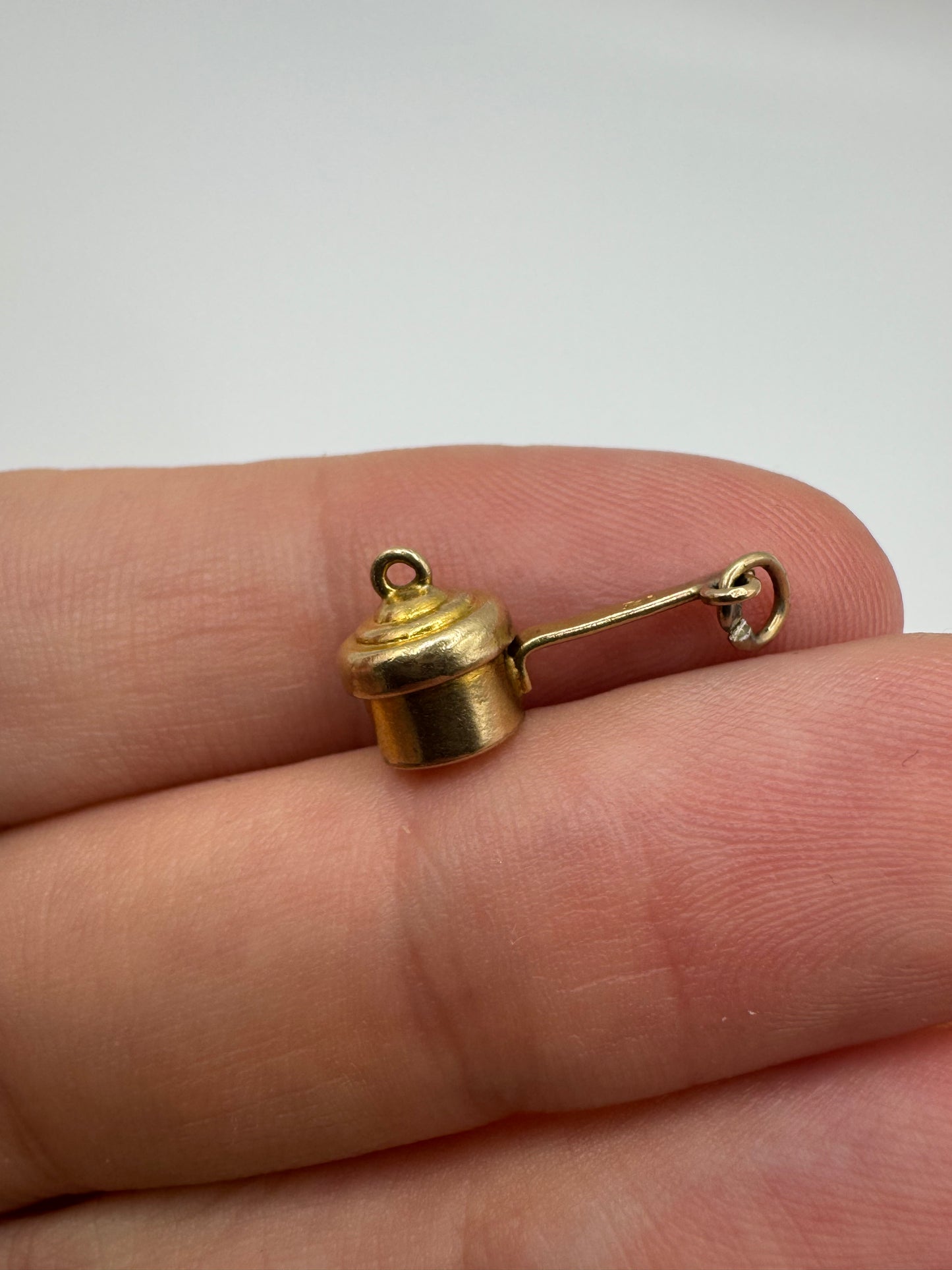 9ct gold pressure cooker charm