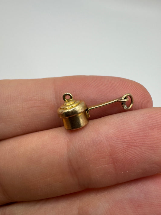 9ct gold pressure cooker charm