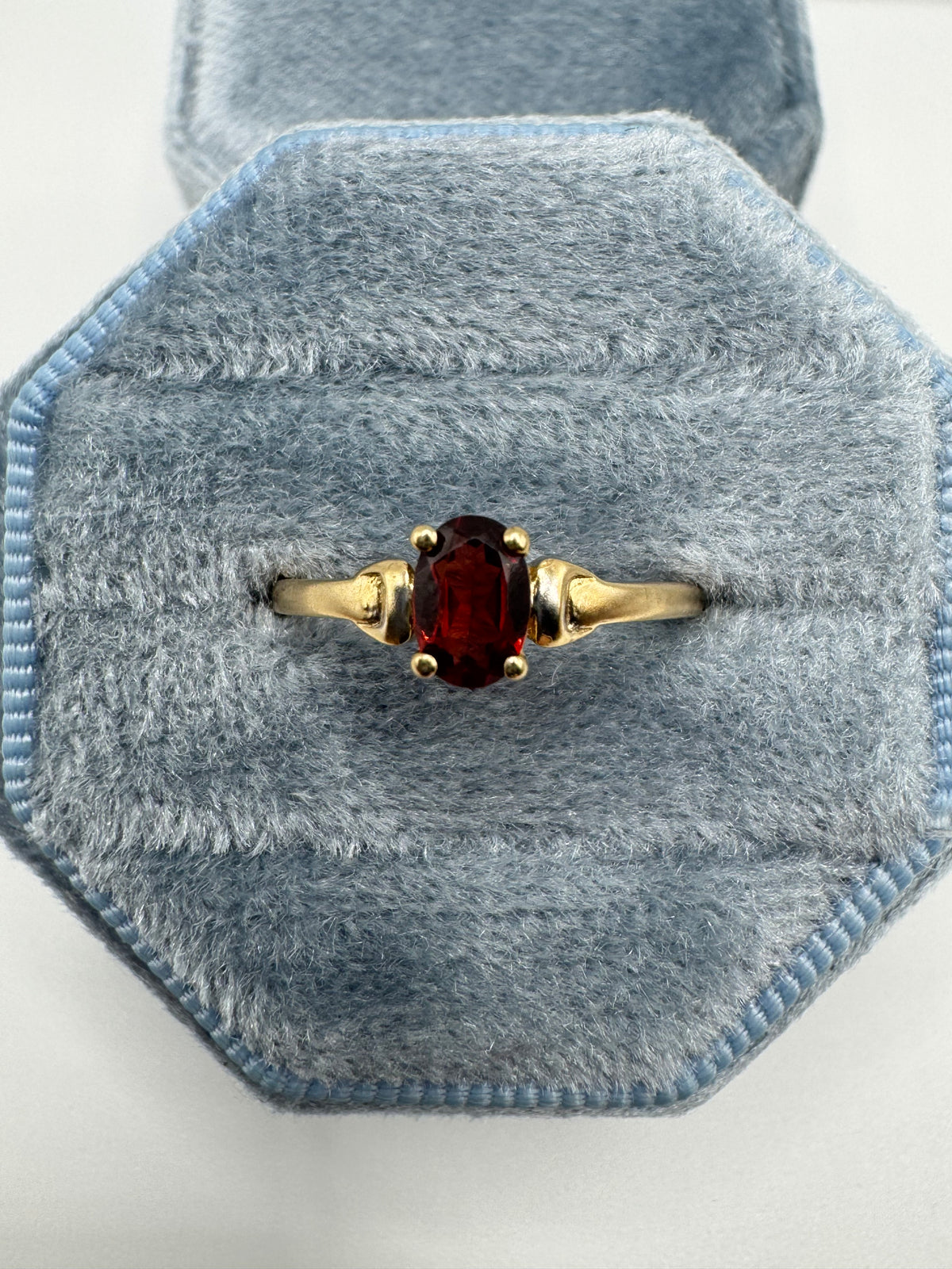 9ct gold garnet ring