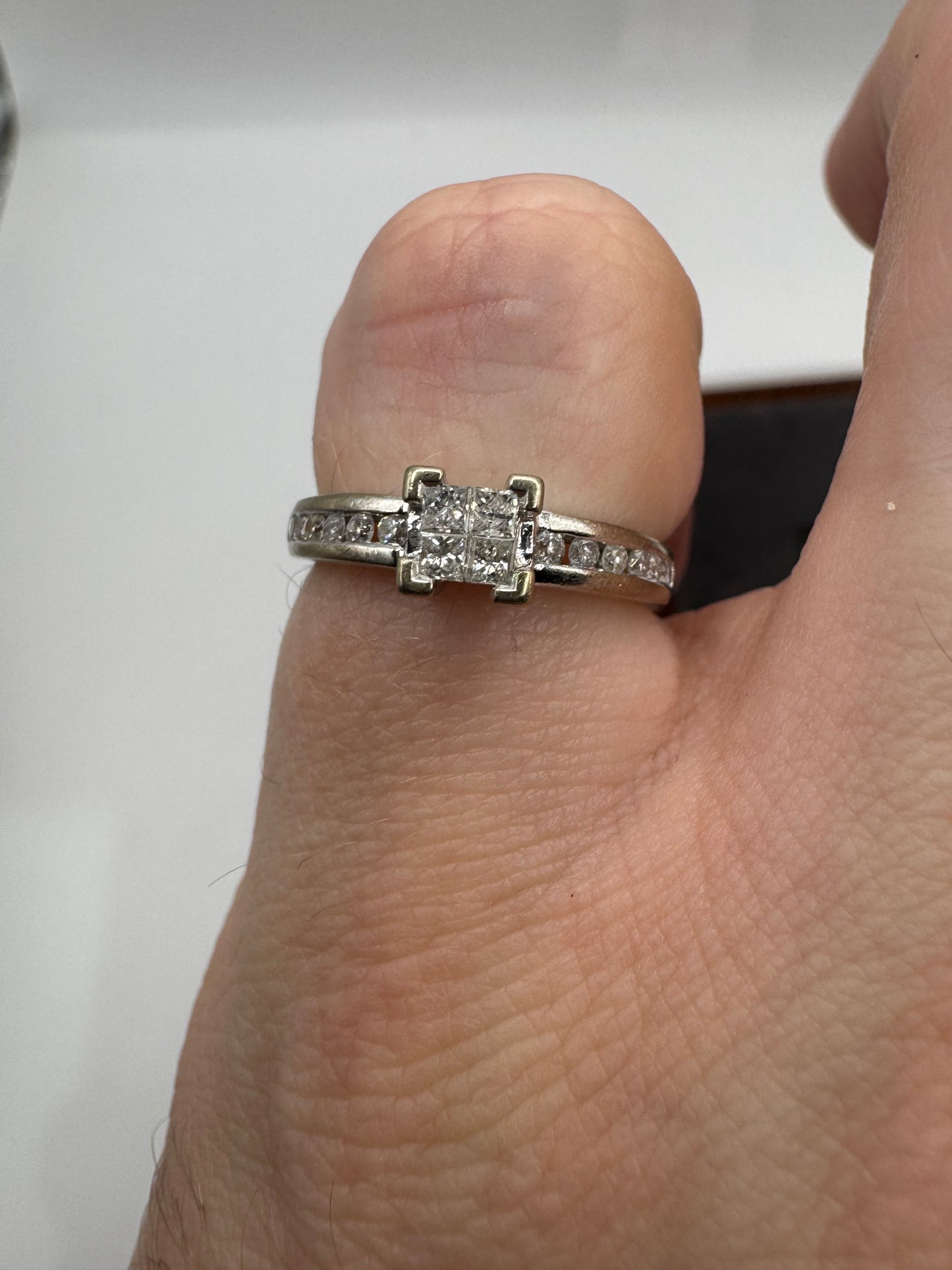 9ct white gold 0.33ct diamond ring