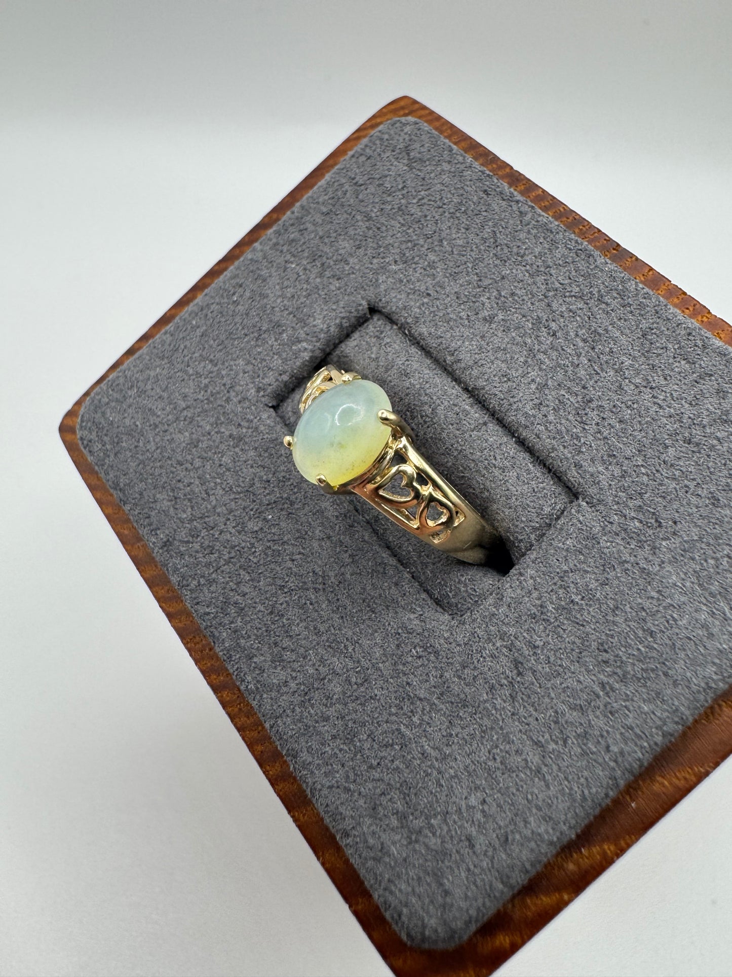 9ct gold chalcedony ring