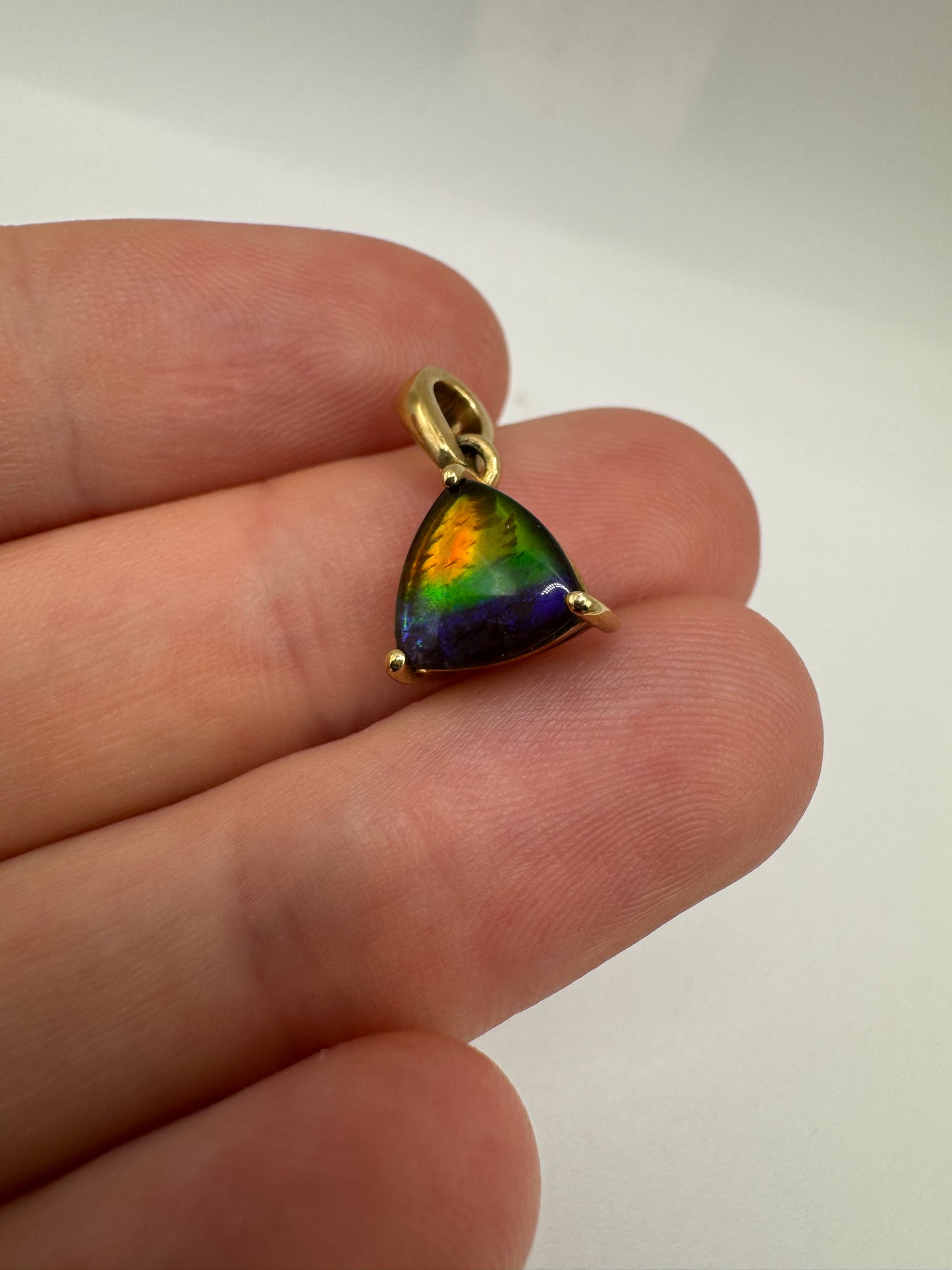 9ct gold ammolite pendant