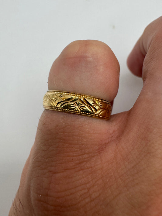 9ct gold patterned band