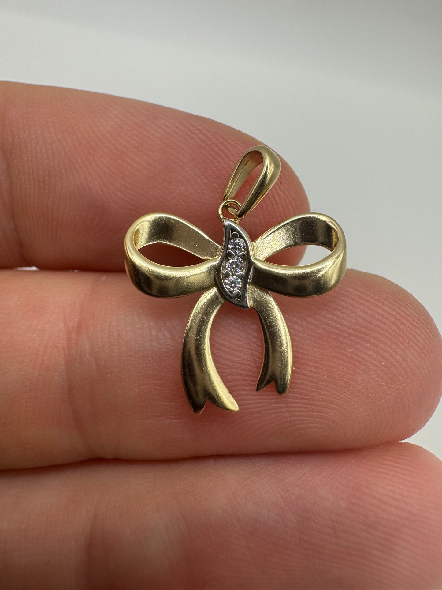 9ct gold cz bow pendant
