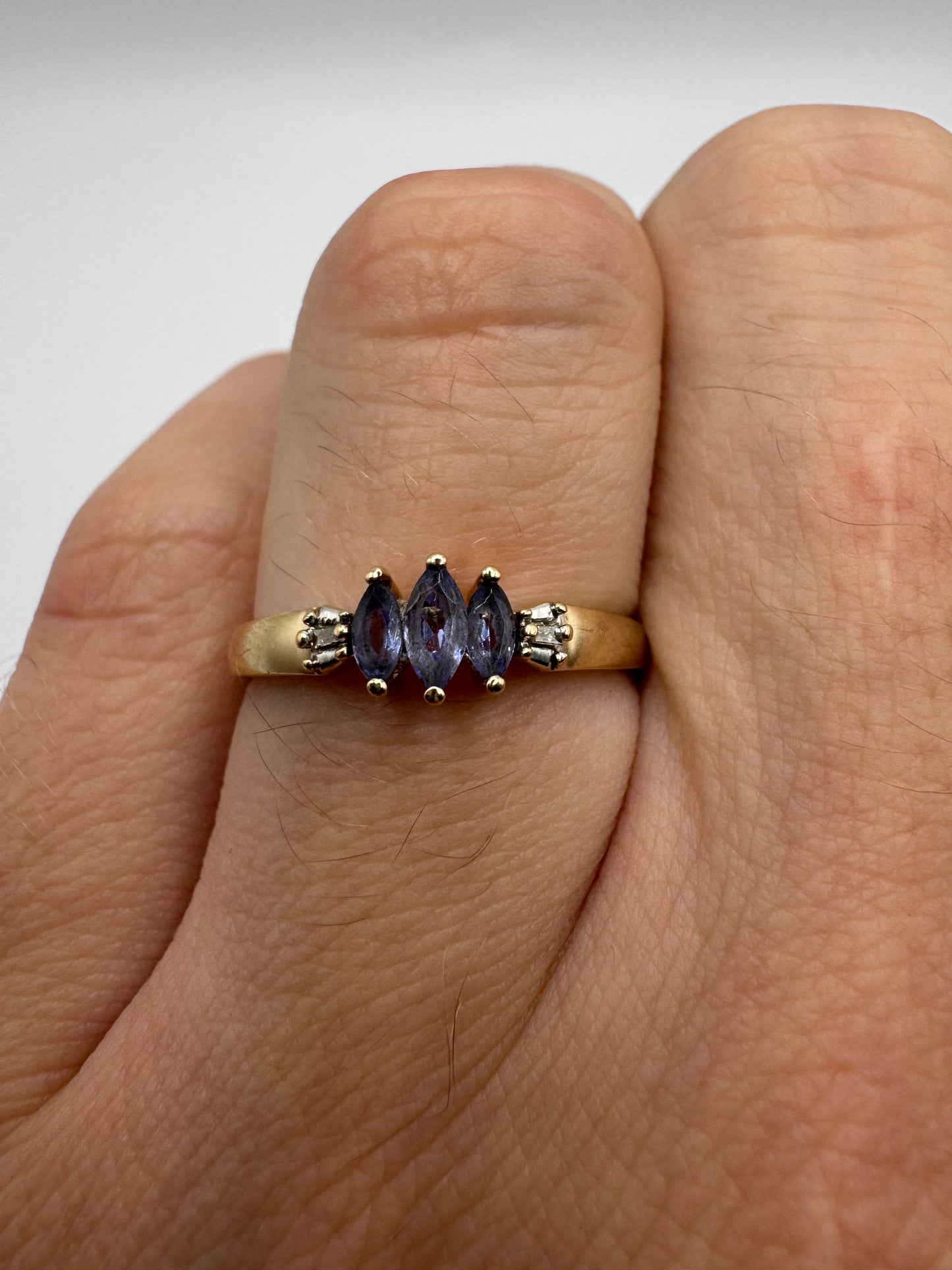 9ct gold tanzanite and diamond ring