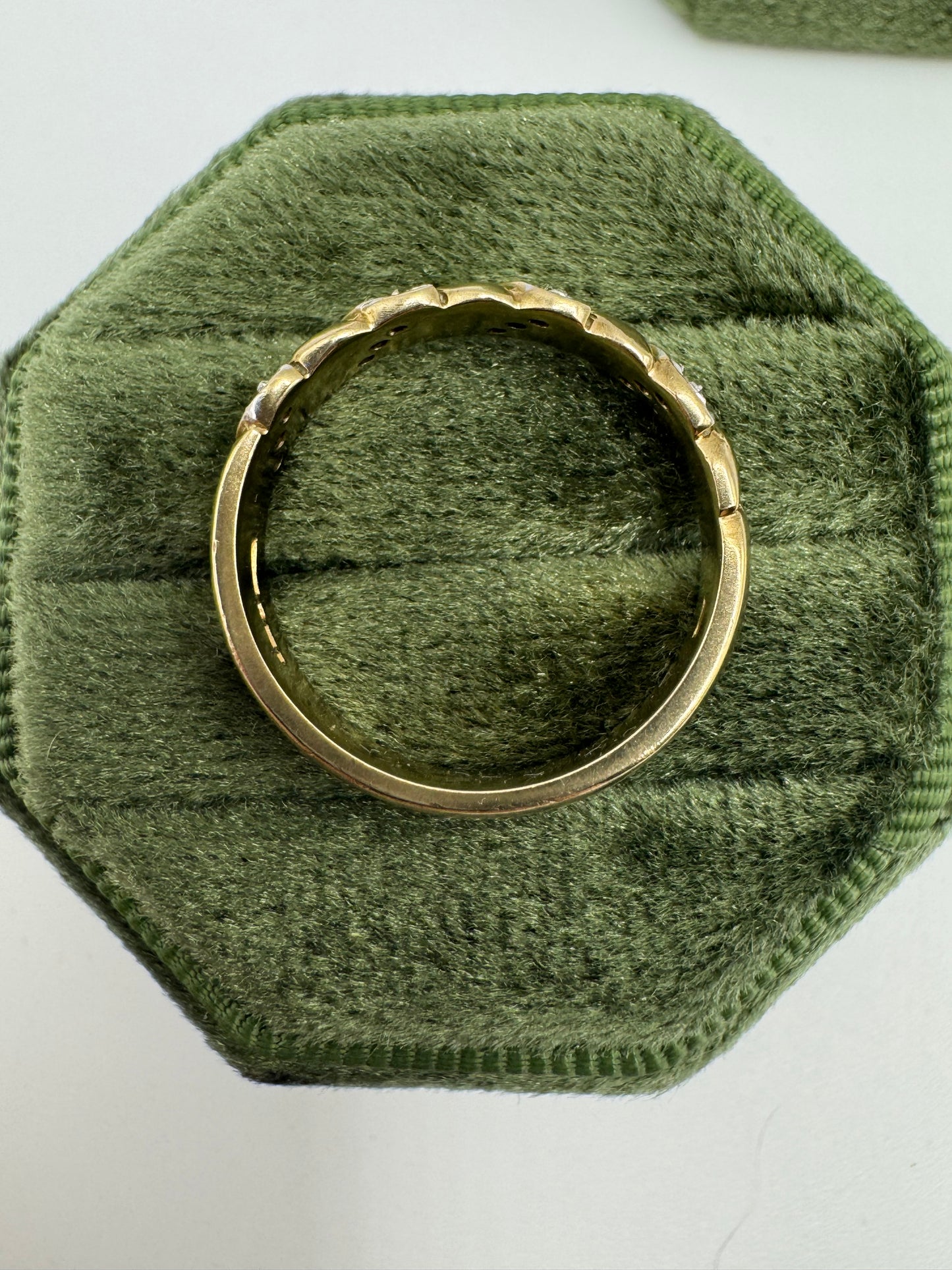 9ct gold patterned diamond ring