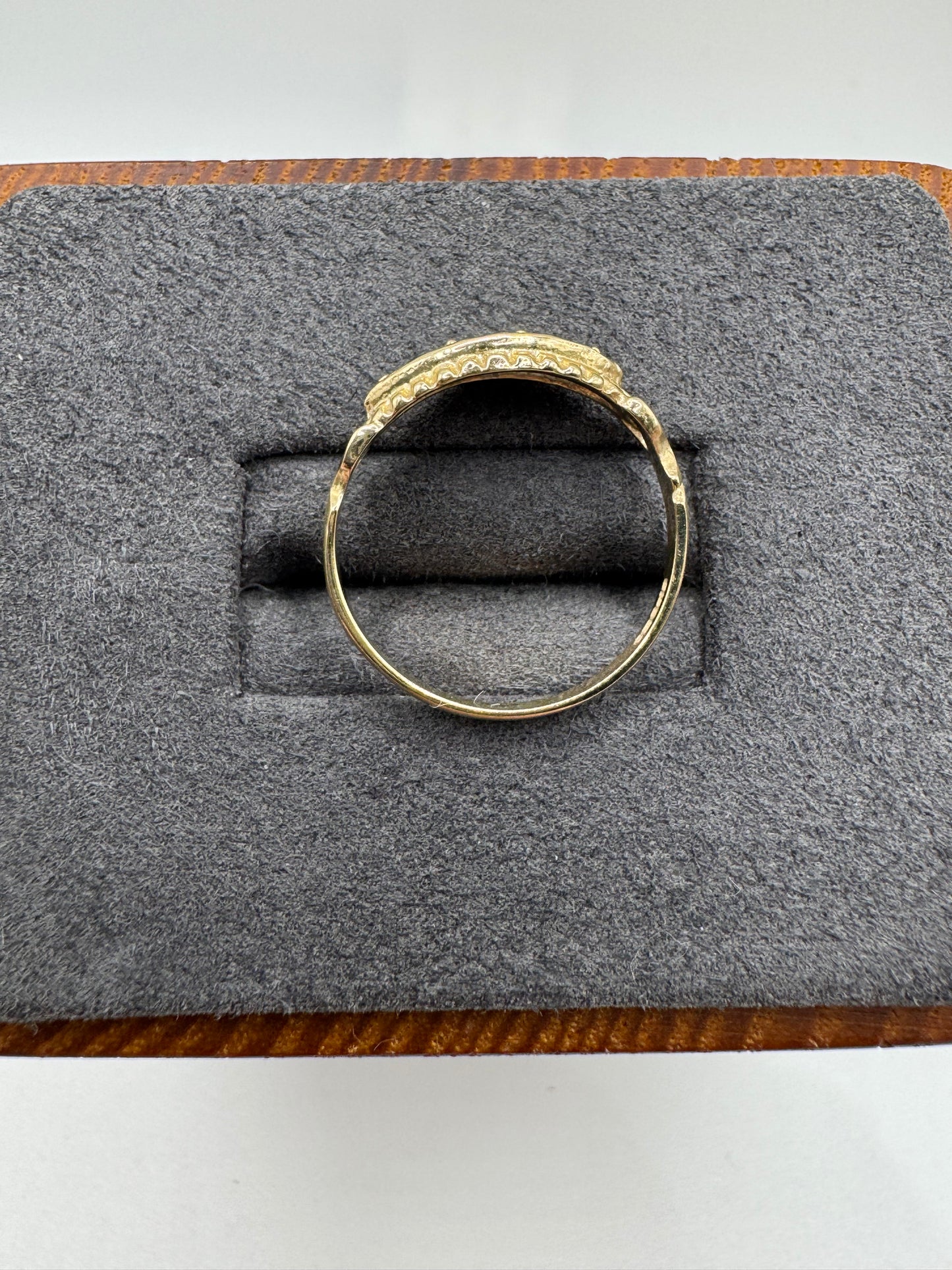 9ct gold sapphire gypsy ring