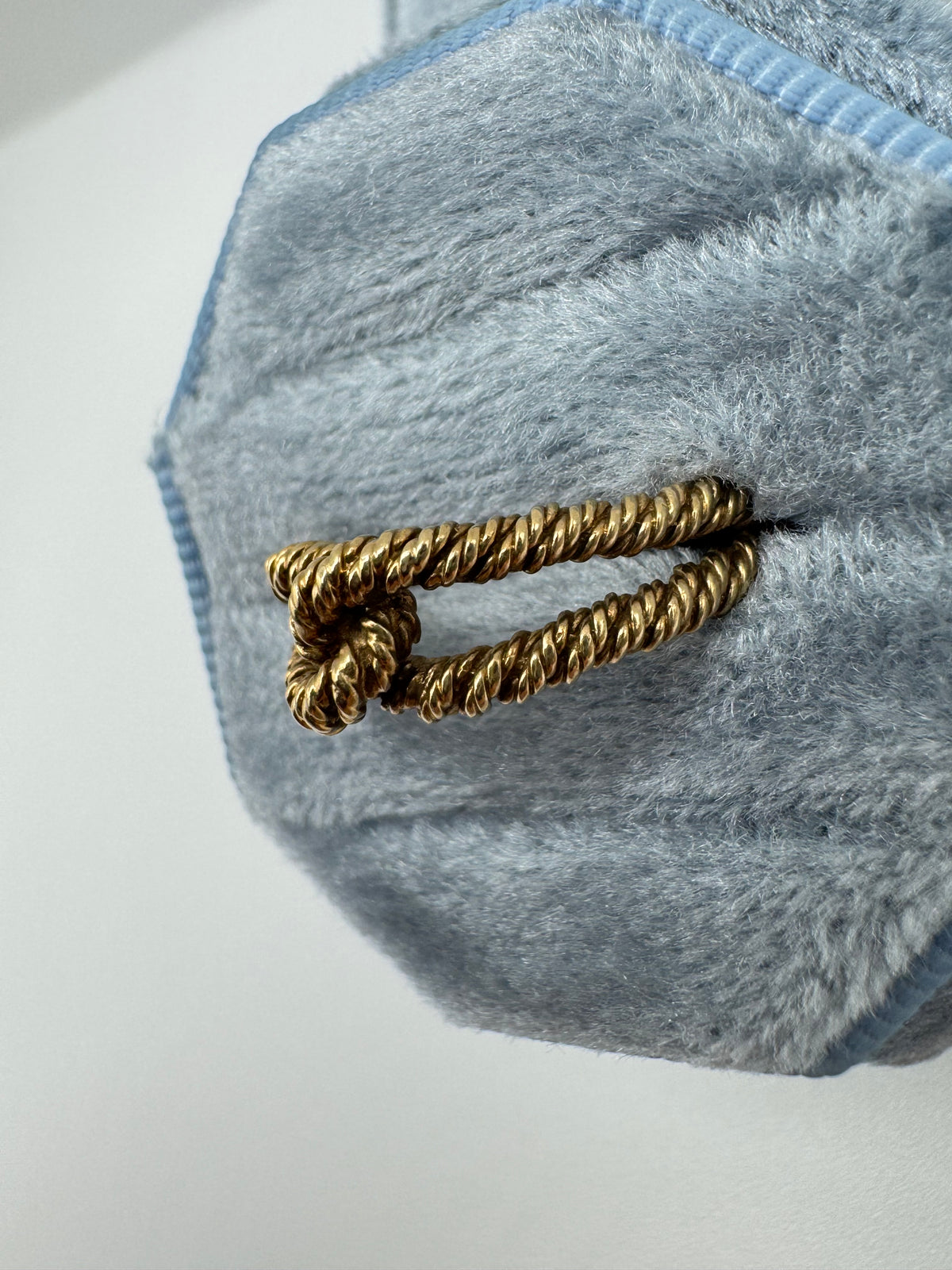 Heavy 9ct gold ridged knot ring
