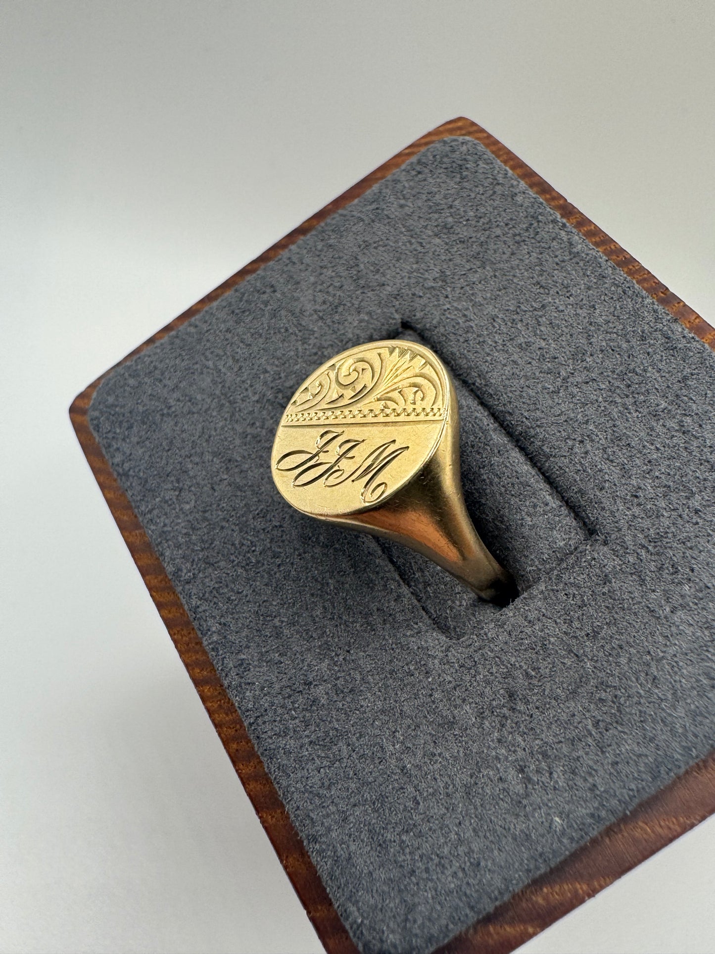 9ct gold engraved signet ring