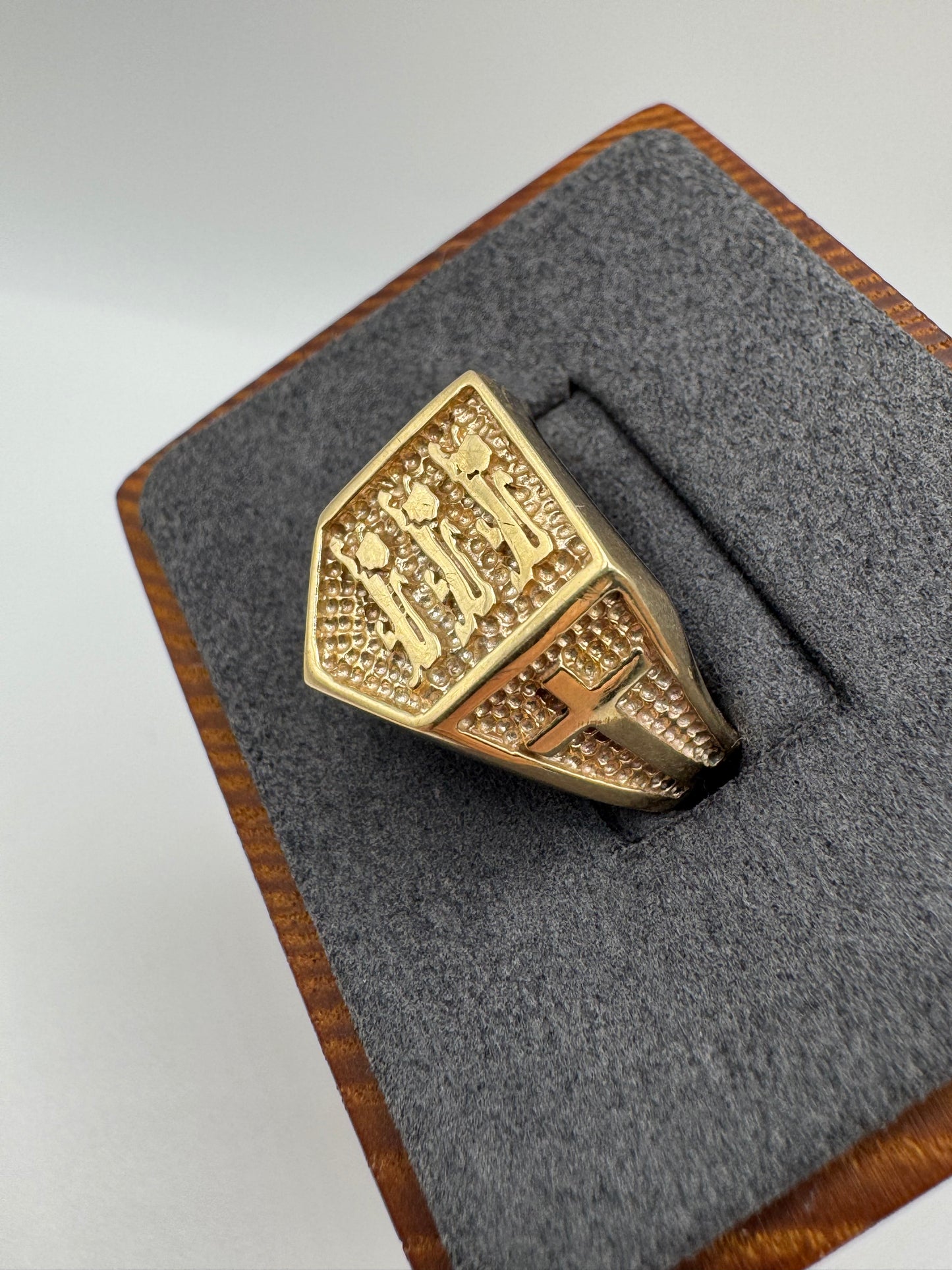 Heavy 9ct gold England 3 Lions ring