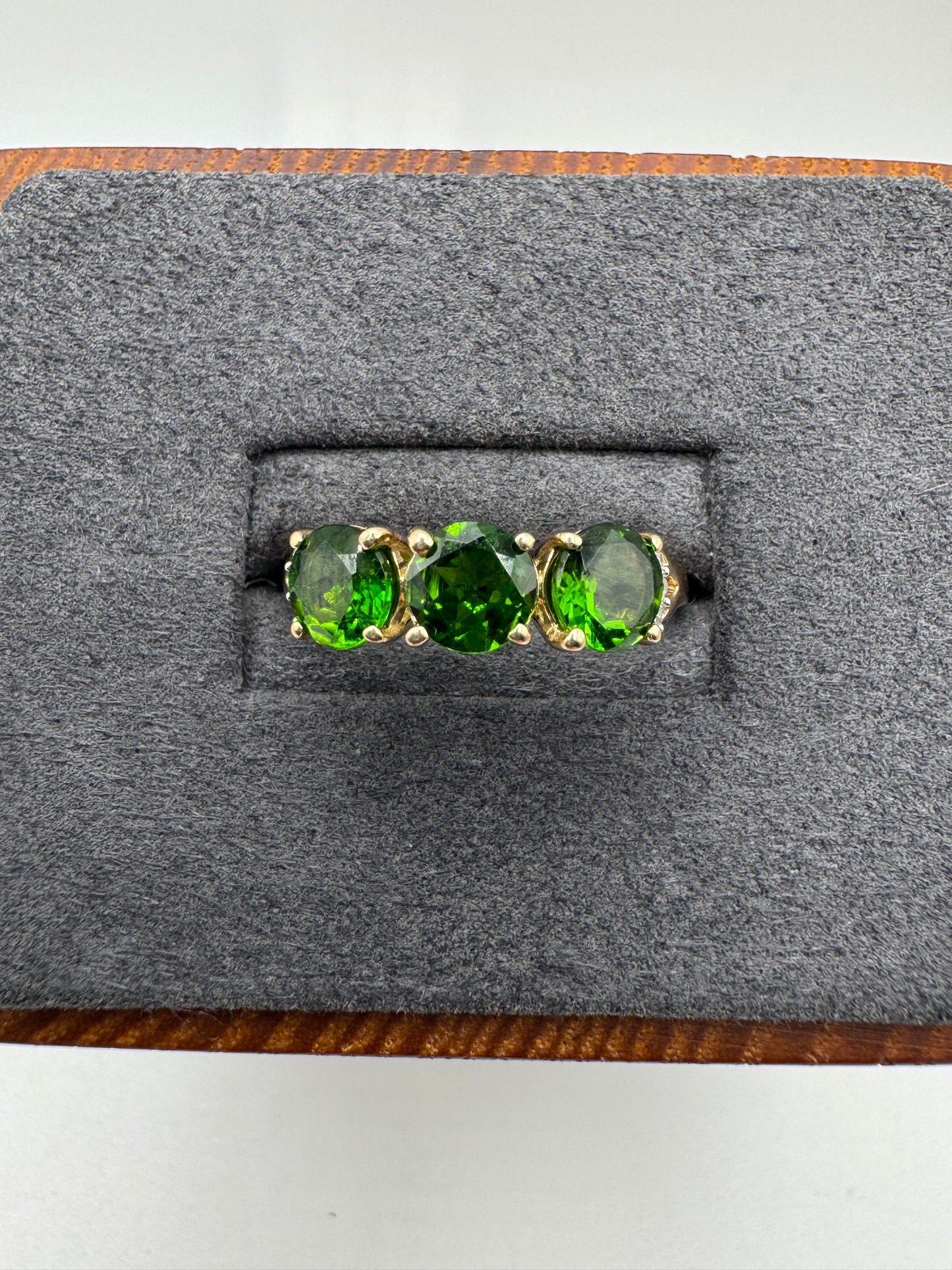 9ct gold diopside and diamond ring