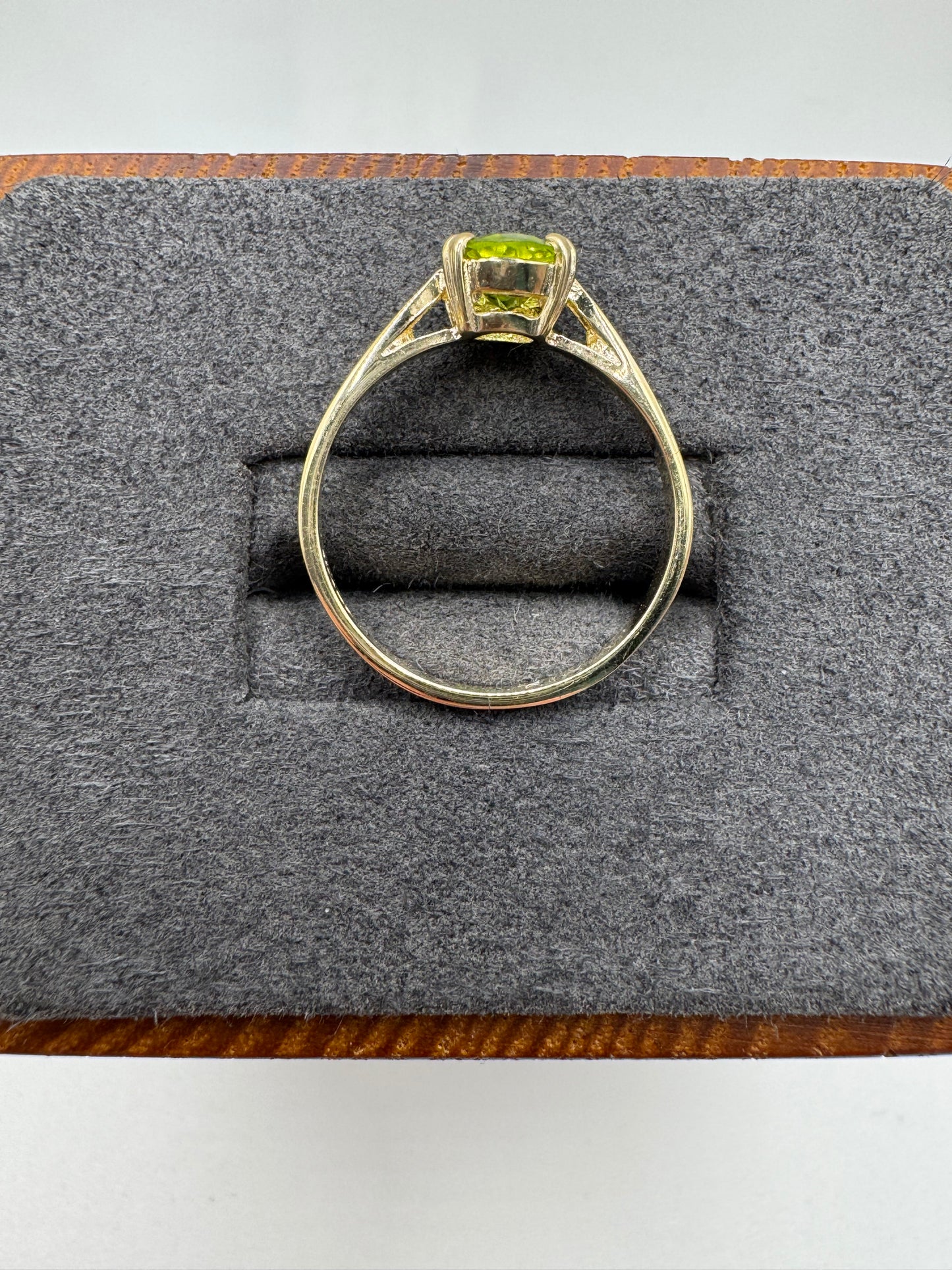 9ct gold peridot ring