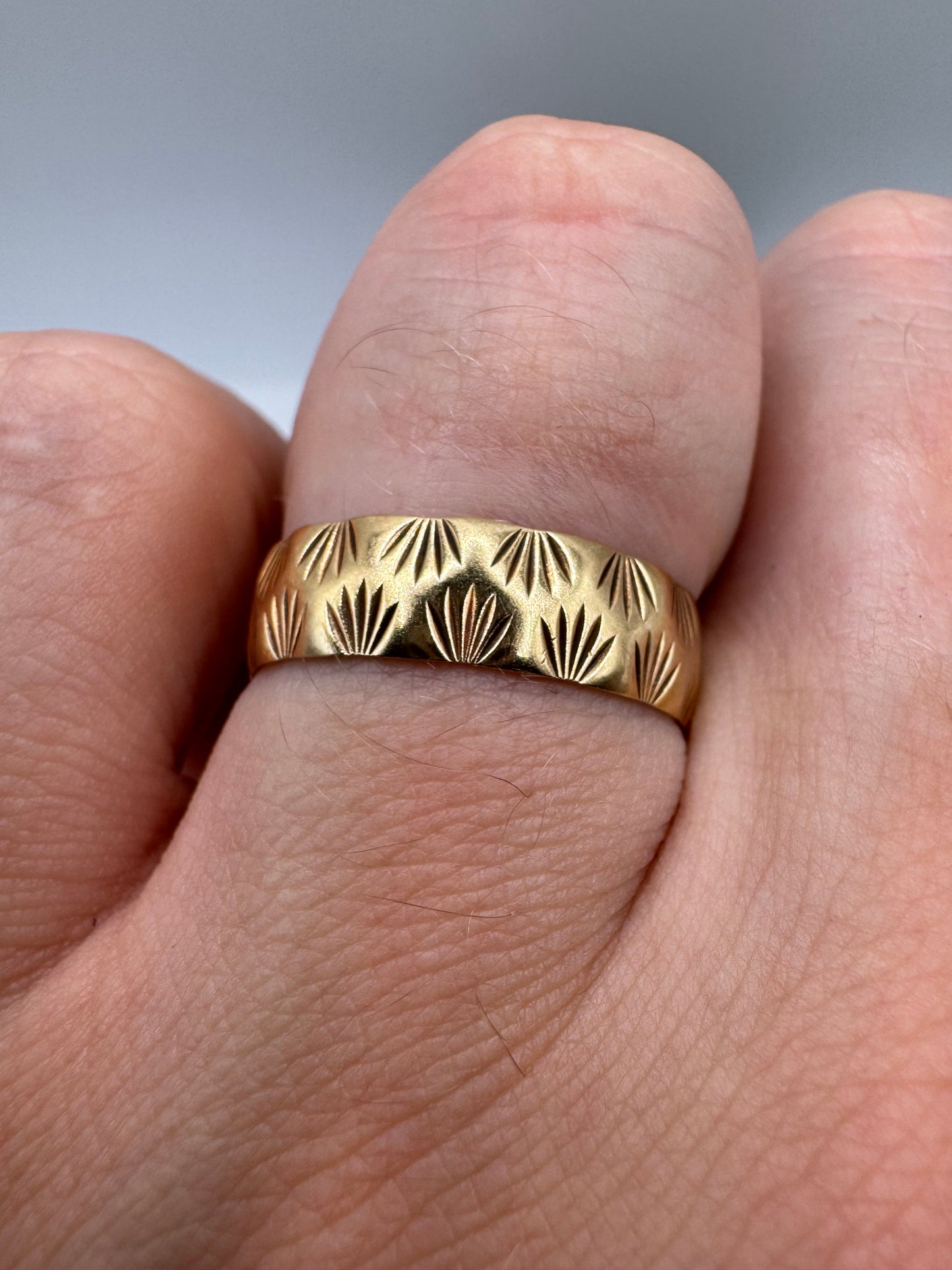 9ct gold patterned band
