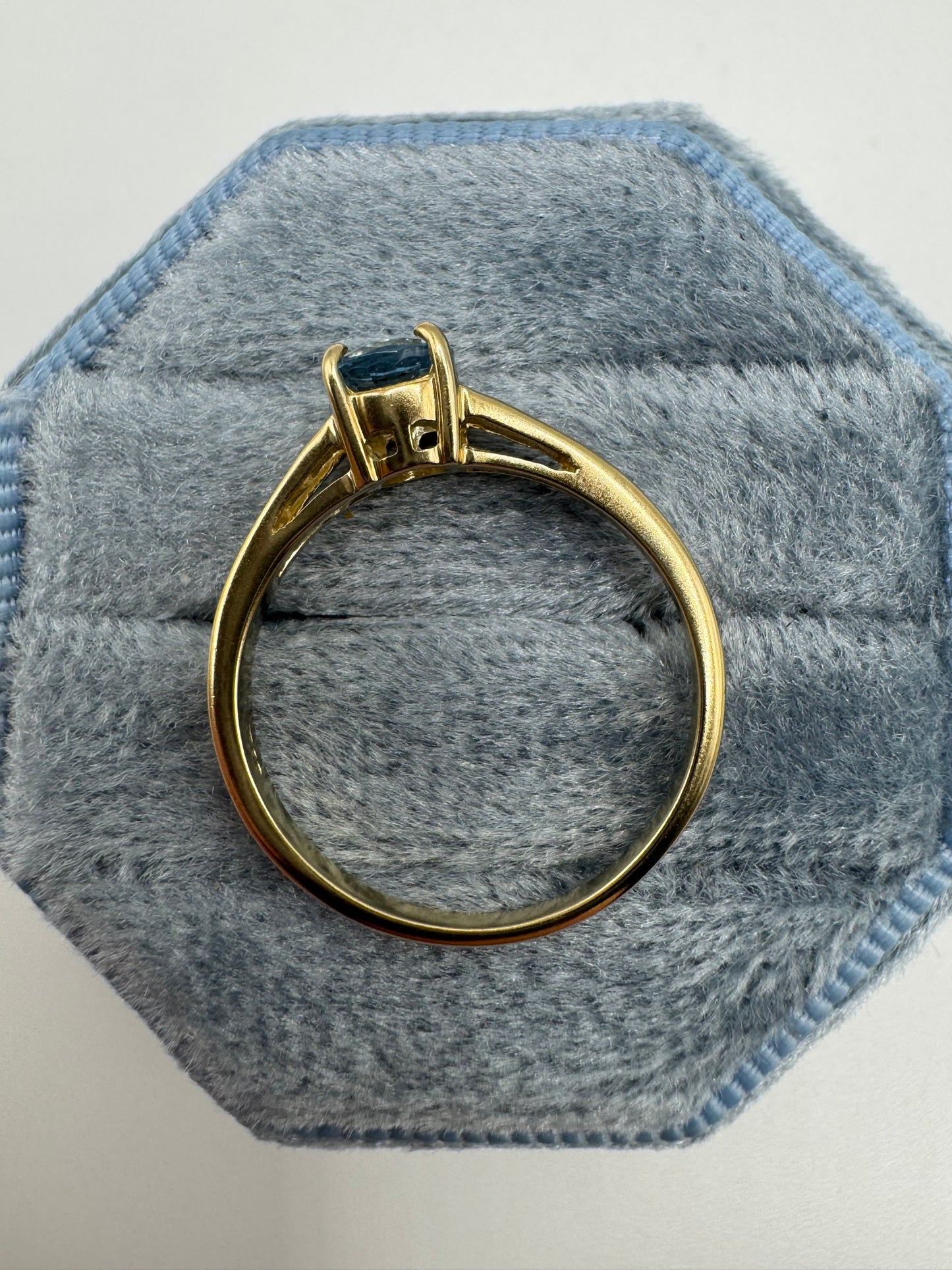 9ct gold aquamarine ring