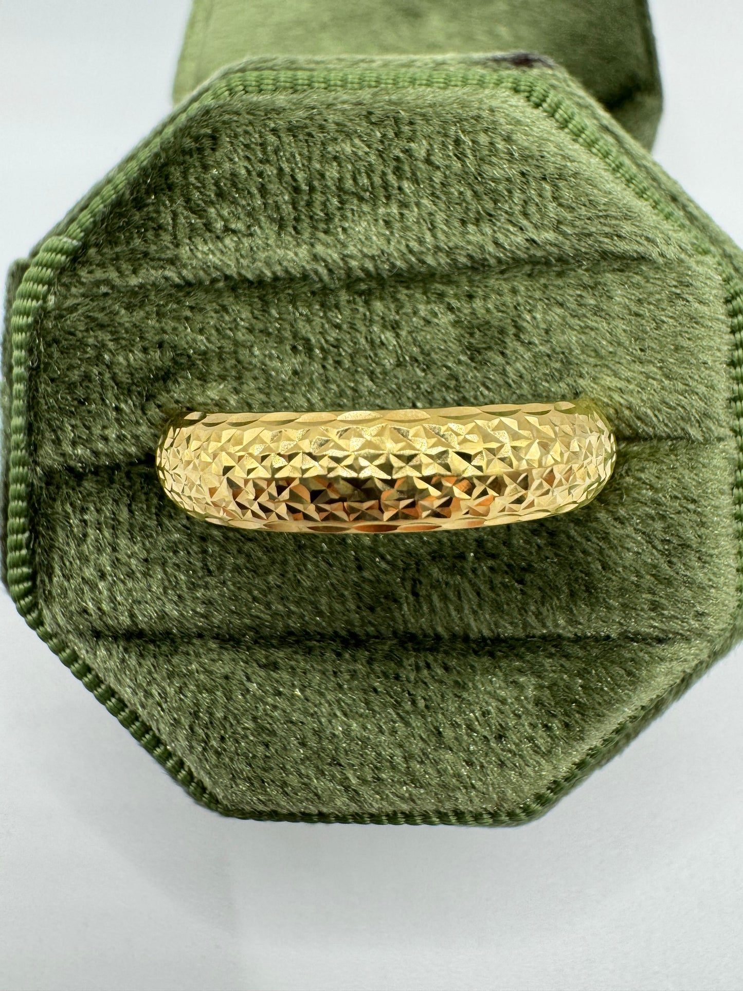 9ct gold textured band