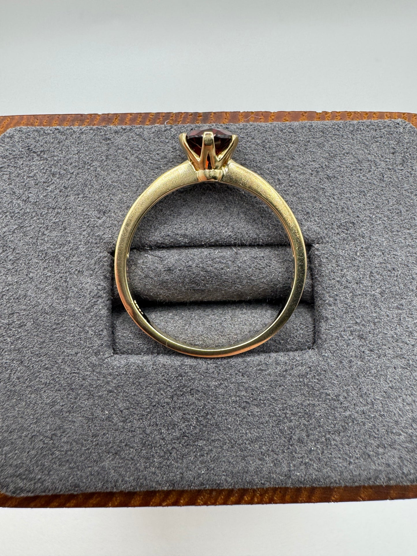 9ct gold garnet ring