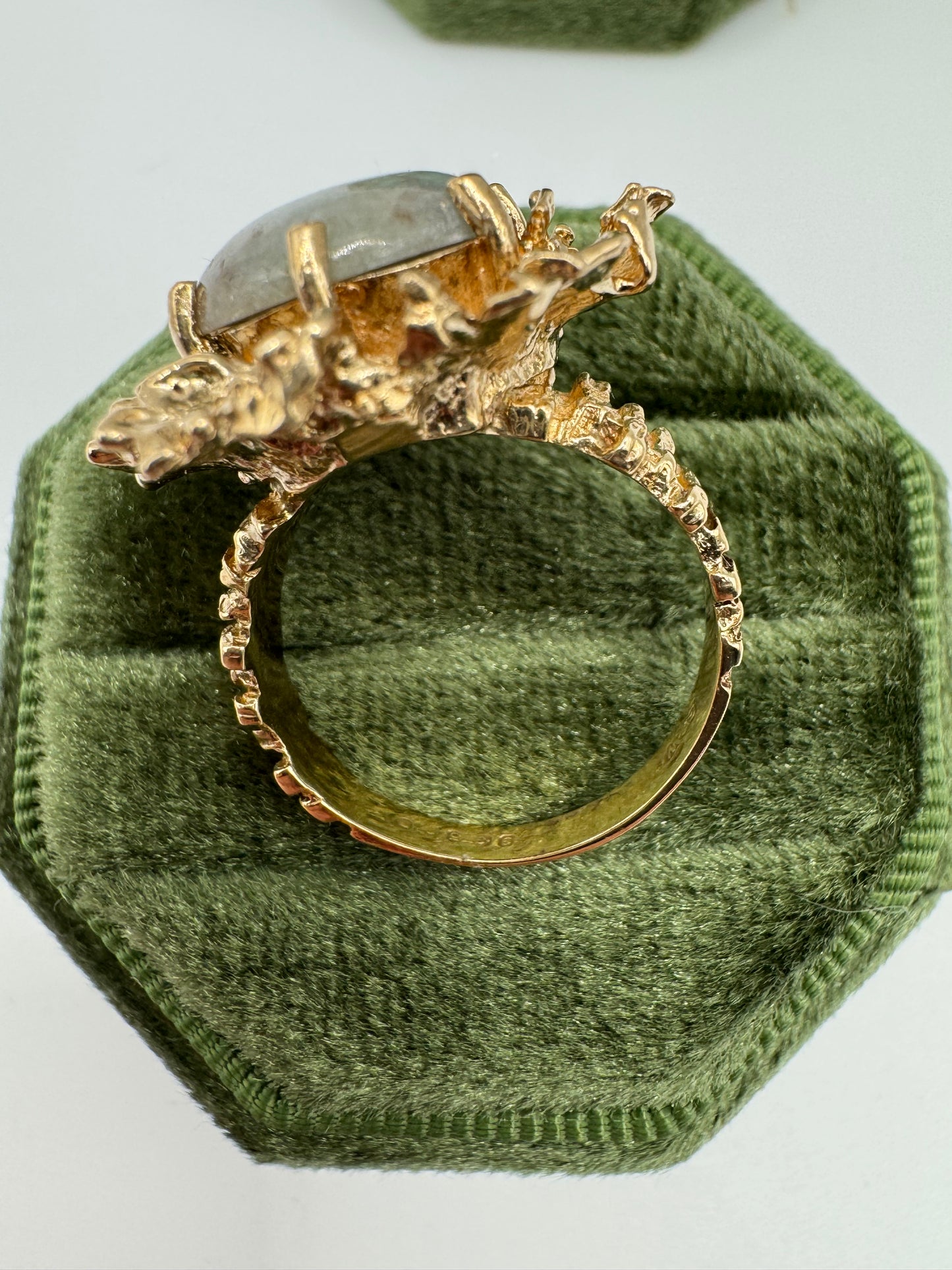 Heavy 9ct gold agate cocktail ring